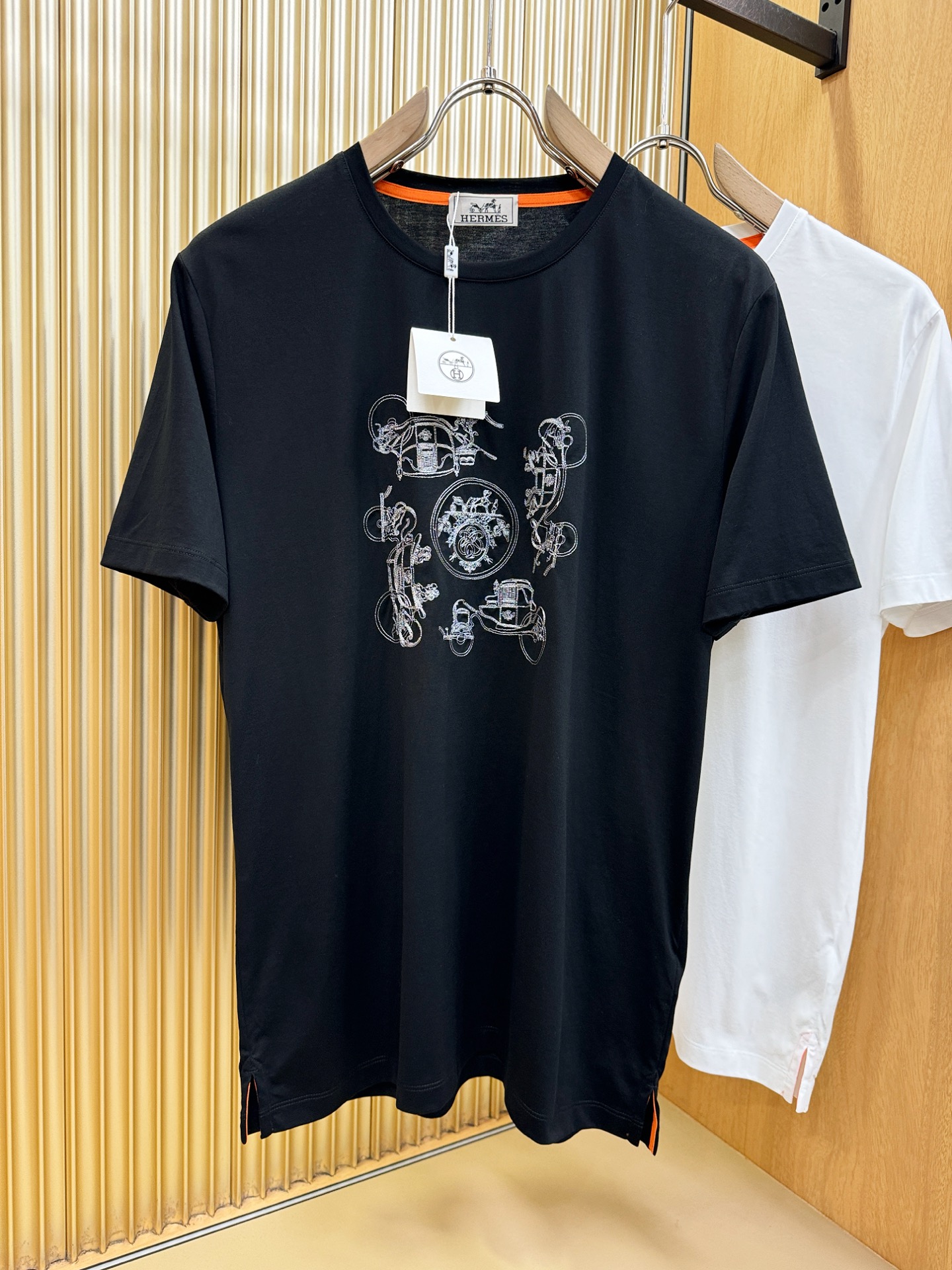 Hermès爱马仕 2026春夏新品天丝短袖，重工刺绣，天丝面料，手感柔软。顶级进口私货，时尚设计潮流短