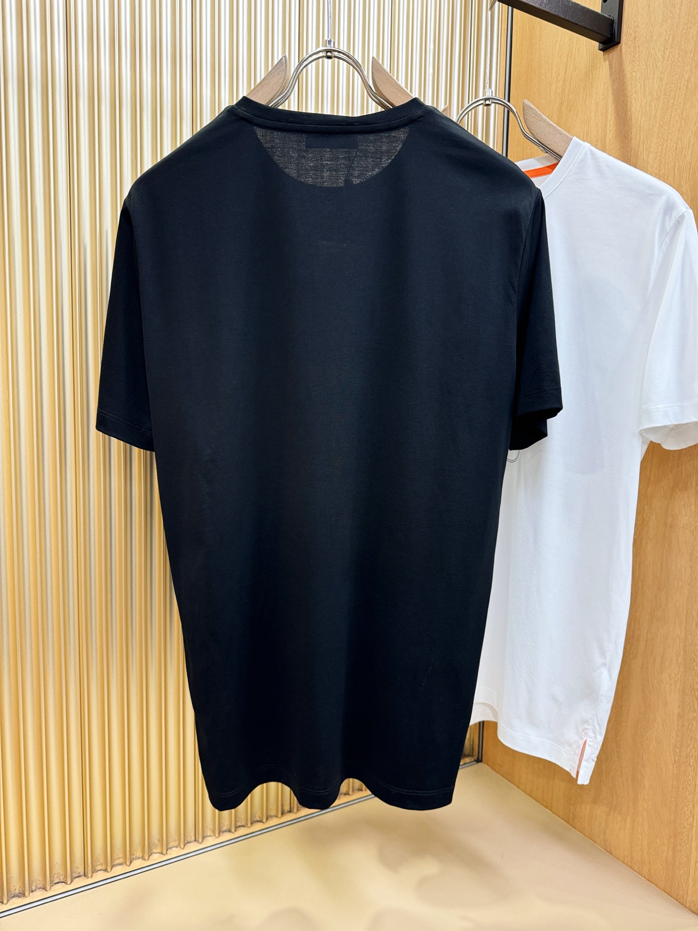 Hermès爱马仕 2026春夏新品天丝短袖，重工刺绣，天丝面料，手感柔软。顶级进口私货，时尚设计潮流短