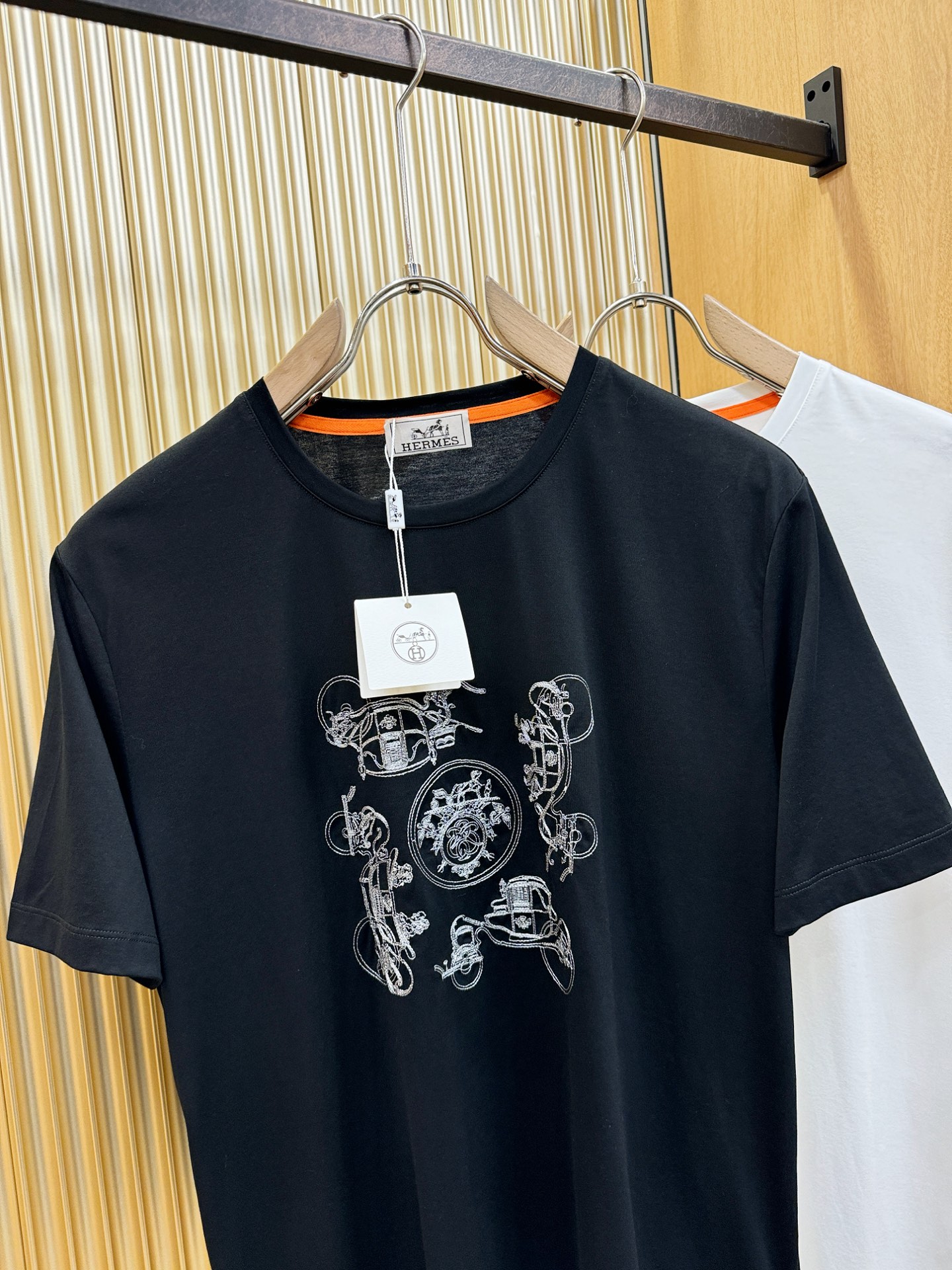 Hermès爱马仕 2026春夏新品天丝短袖，重工刺绣，天丝面料，手感柔软。顶级进口私货，时尚设计潮流短