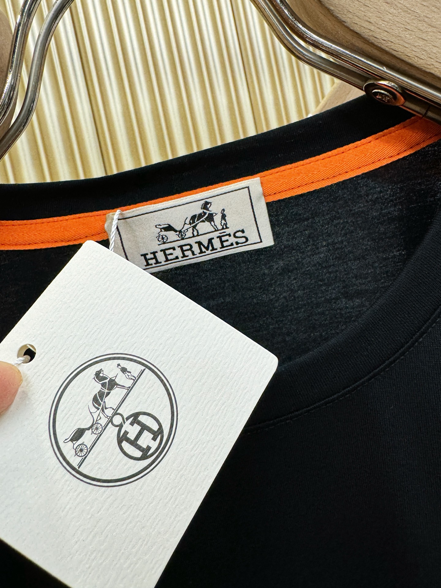 Hermès爱马仕 2026春夏新品天丝短袖，重工刺绣，天丝面料，手感柔软。顶级进口私货，时尚设计潮流短