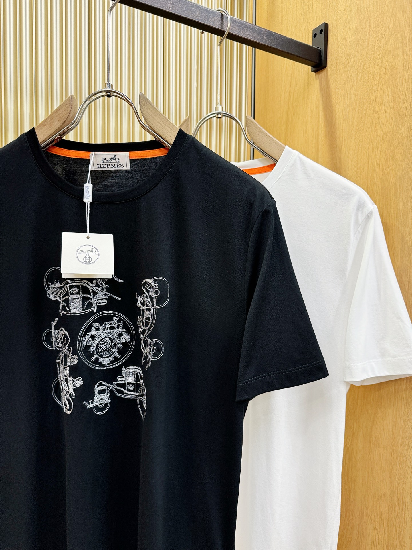 Hermès爱马仕 2026春夏新品天丝短袖，重工刺绣，天丝面料，手感柔软。顶级进口私货，时尚设计潮流短