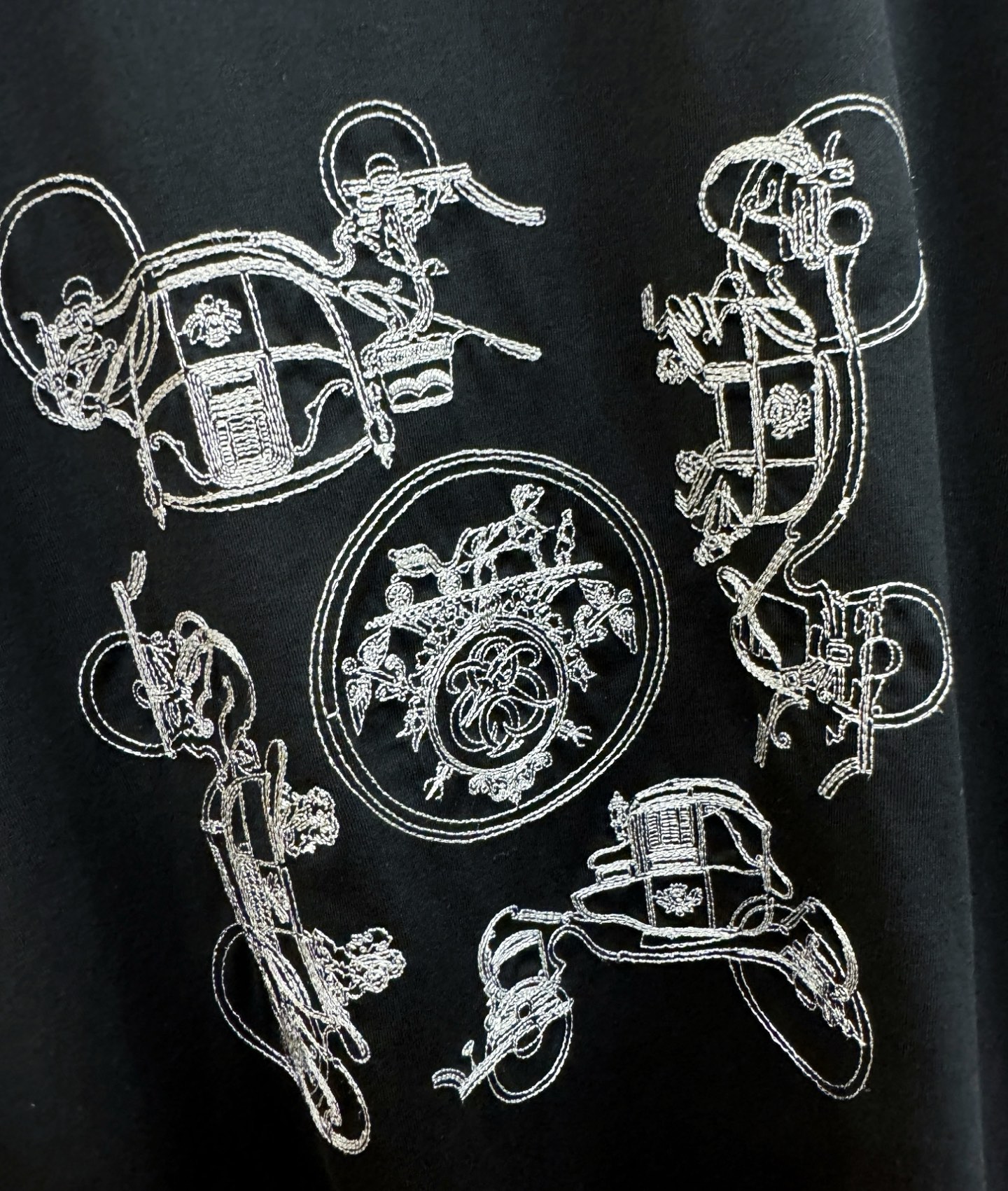 Hermès爱马仕 2026春夏新品天丝短袖，重工刺绣，天丝面料，手感柔软。顶级进口私货，时尚设计潮流短