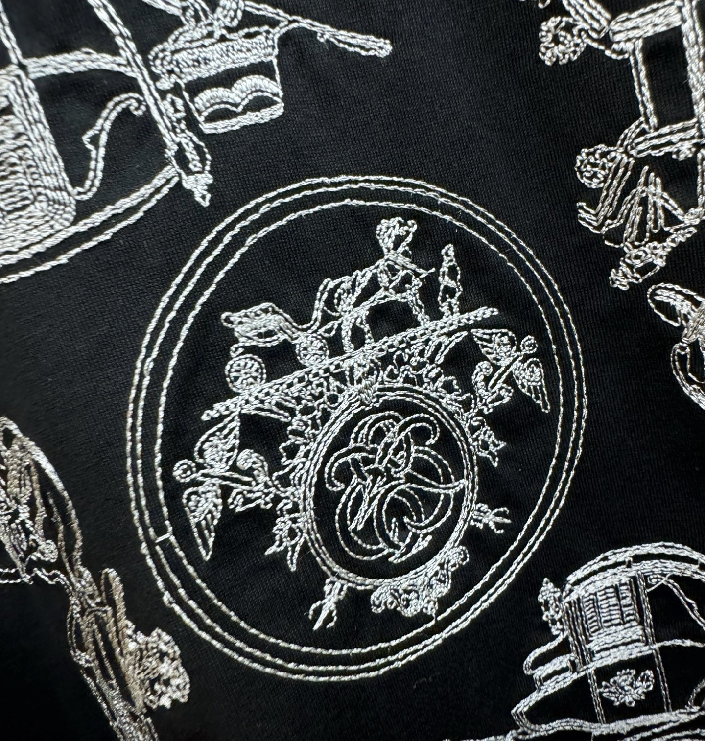 Hermès爱马仕 2026春夏新品天丝短袖，重工刺绣，天丝面料，手感柔软。顶级进口私货，时尚设计潮流短