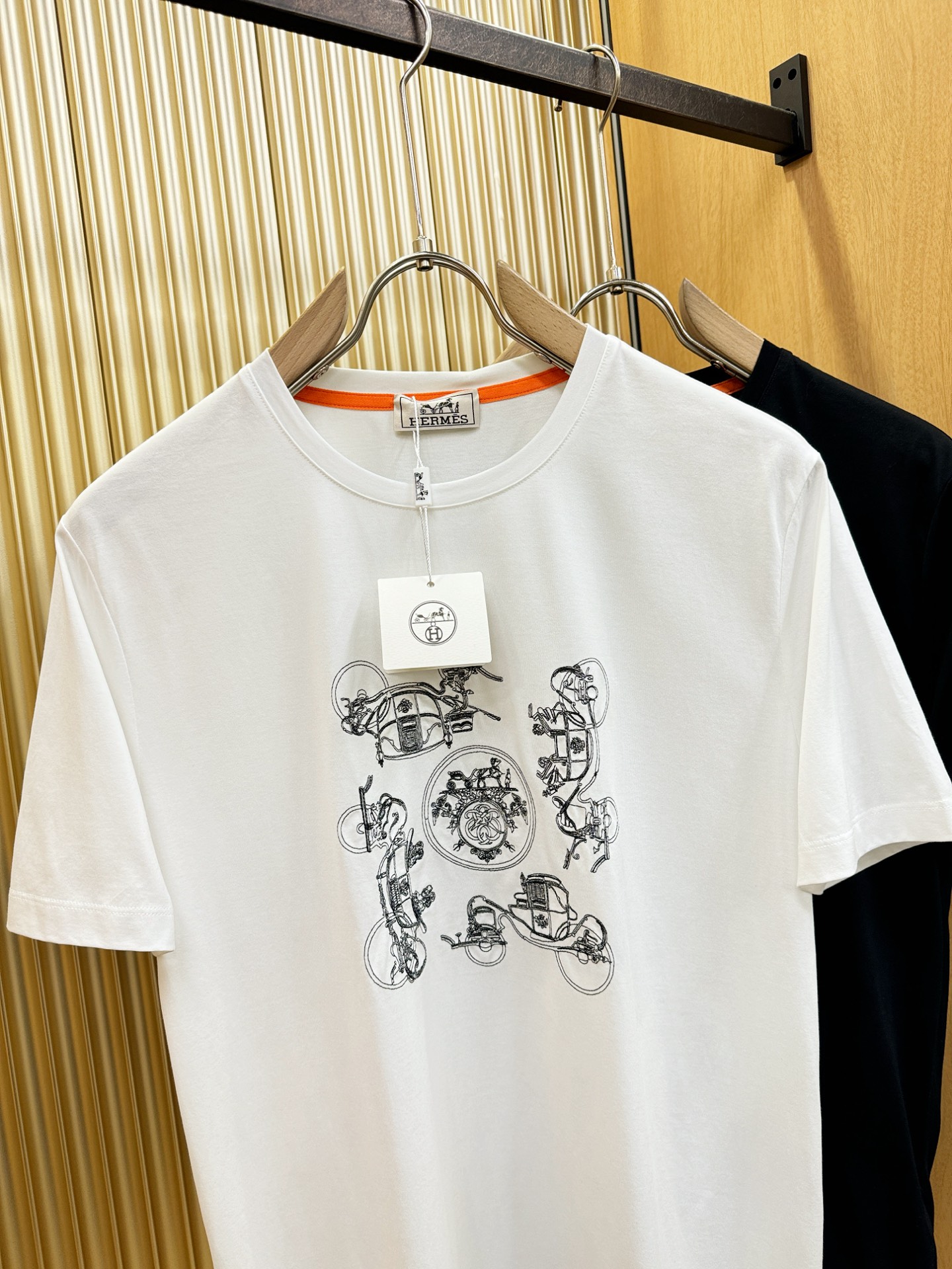 Hermès爱马仕 2026春夏新品天丝短袖，重工刺绣，天丝面料，手感柔软。顶级进口私货，时尚设计潮流短