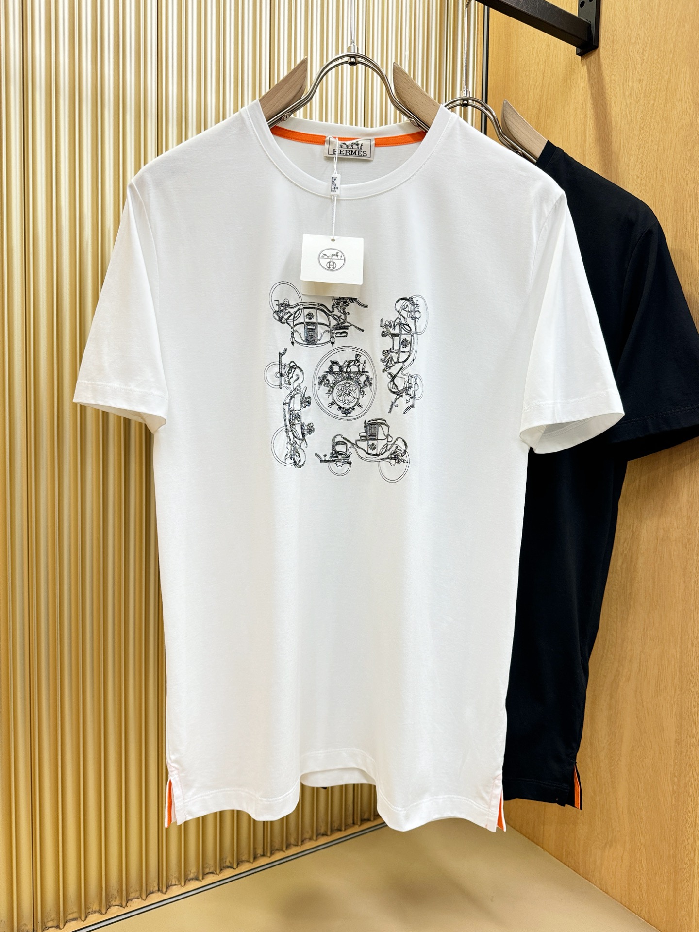 Hermès爱马仕 2026春夏新品天丝短袖，重工刺绣，天丝面料，手感柔软。顶级进口私货，时尚设计潮流短