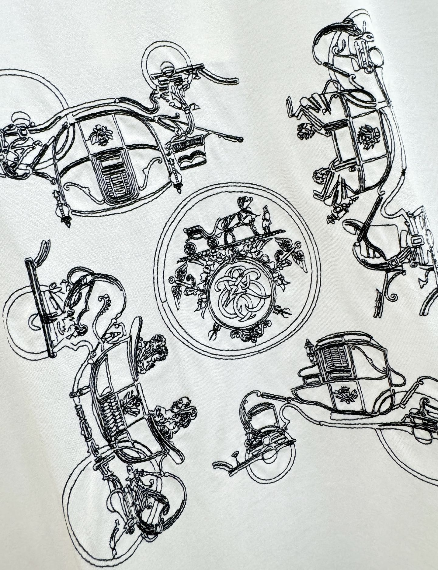 Hermès爱马仕 2026春夏新品天丝短袖，重工刺绣，天丝面料，手感柔软。顶级进口私货，时尚设计潮流短