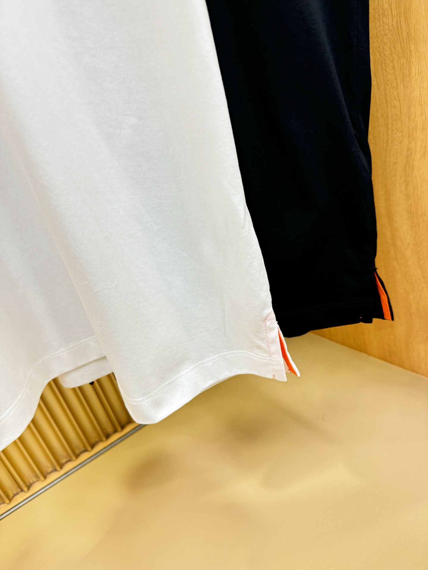 Hermès爱马仕 2026春夏新品天丝短袖，重工刺绣，天丝面料，手感柔软。顶级进口私货，时尚设计潮流短