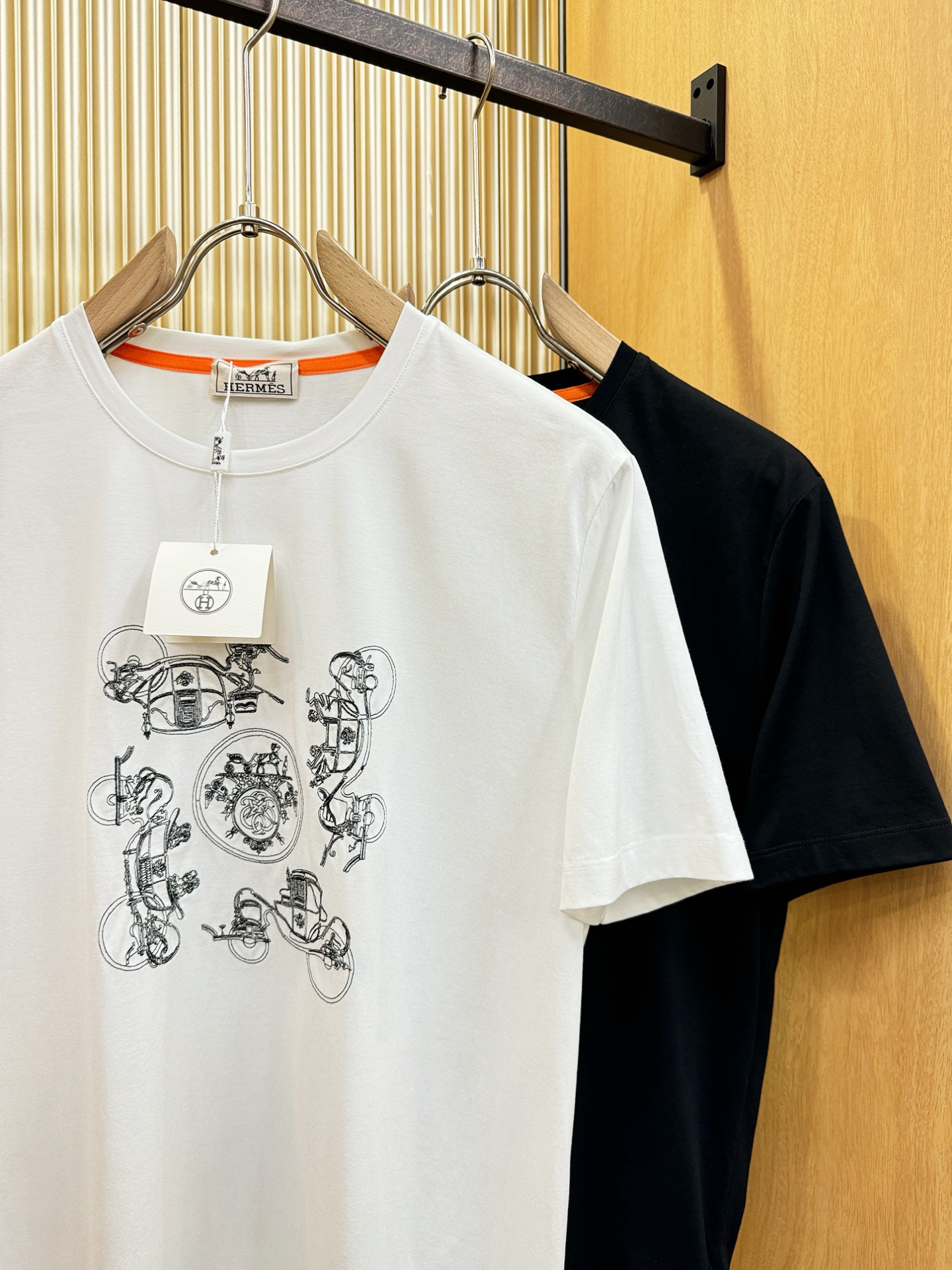 Hermès爱马仕 2026春夏新品天丝短袖，重工刺绣，天丝面料，手感柔软。顶级进口私货，时尚设计潮流短