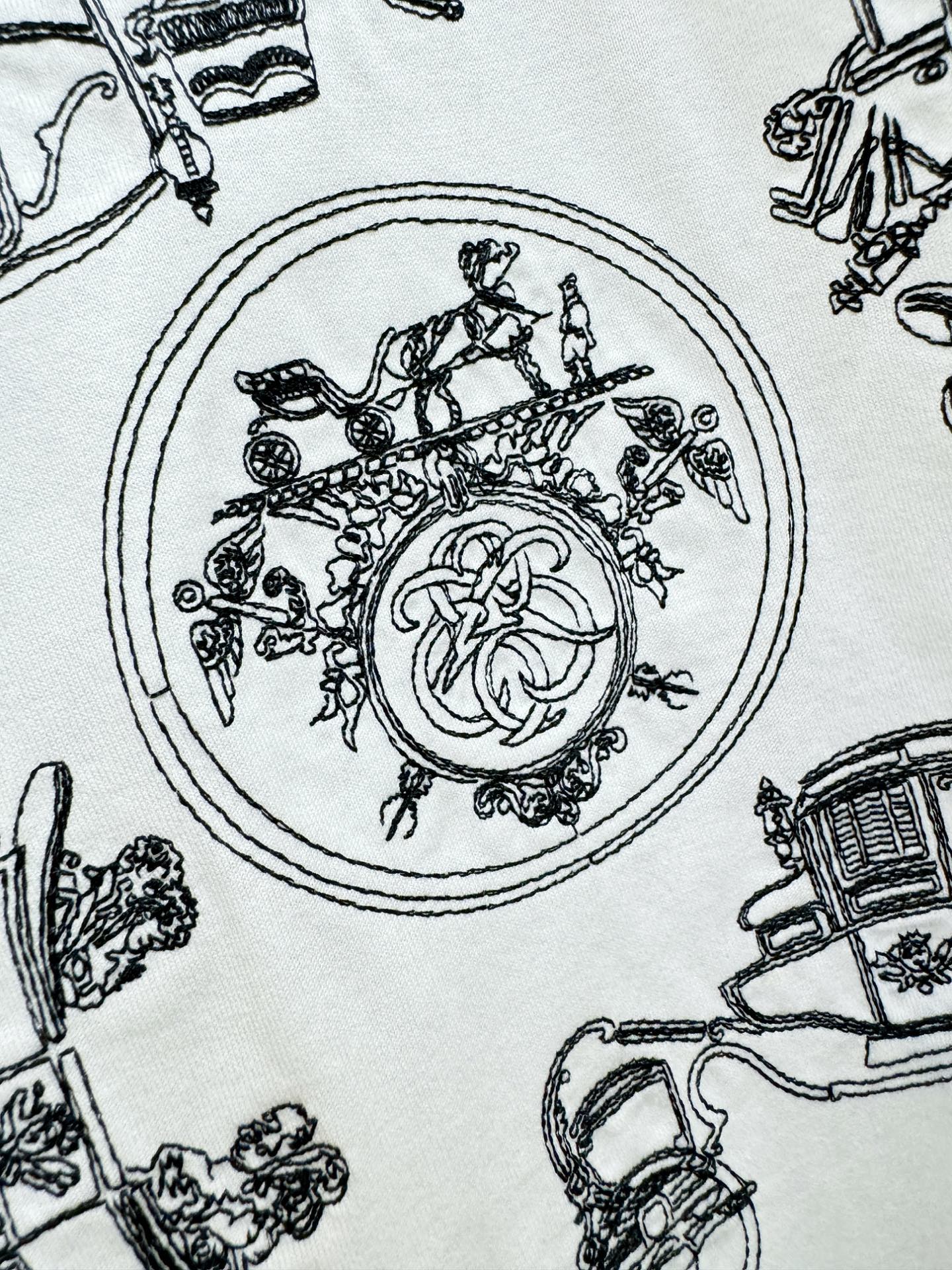 Hermès爱马仕 2026春夏新品天丝短袖，重工刺绣，天丝面料，手感柔软。顶级进口私货，时尚设计潮流短