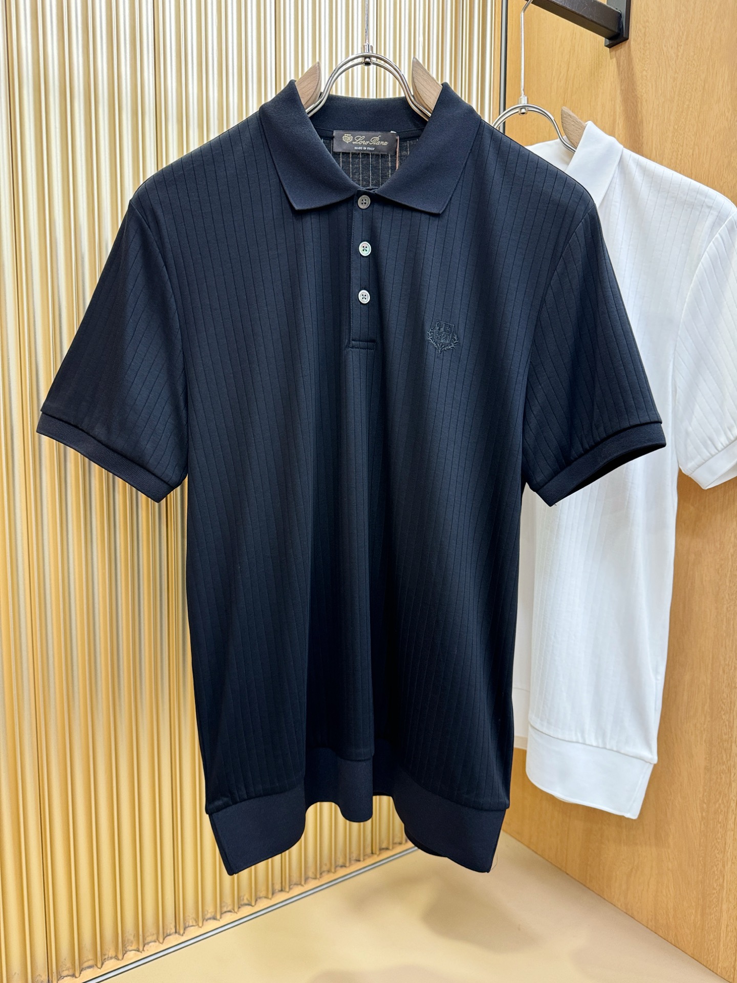 loro Piana诺悠翩雅 2026春夏新款首发专柜最新款翻领短袖，定制面料，高端订制 设计前卫时尚！