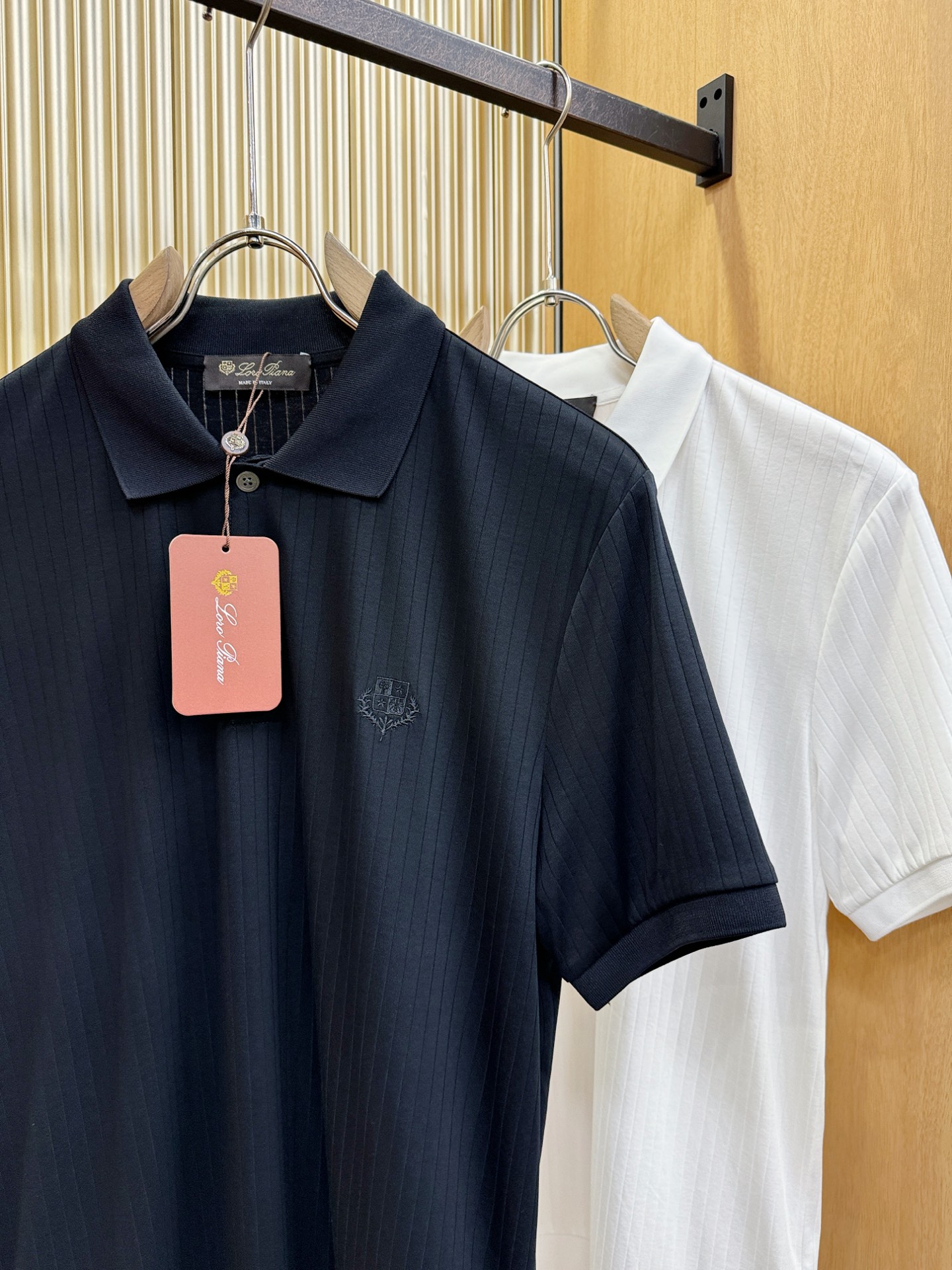 loro Piana诺悠翩雅 2026春夏新款首发专柜最新款翻领短袖，定制面料，高端订制 设计前卫时尚！