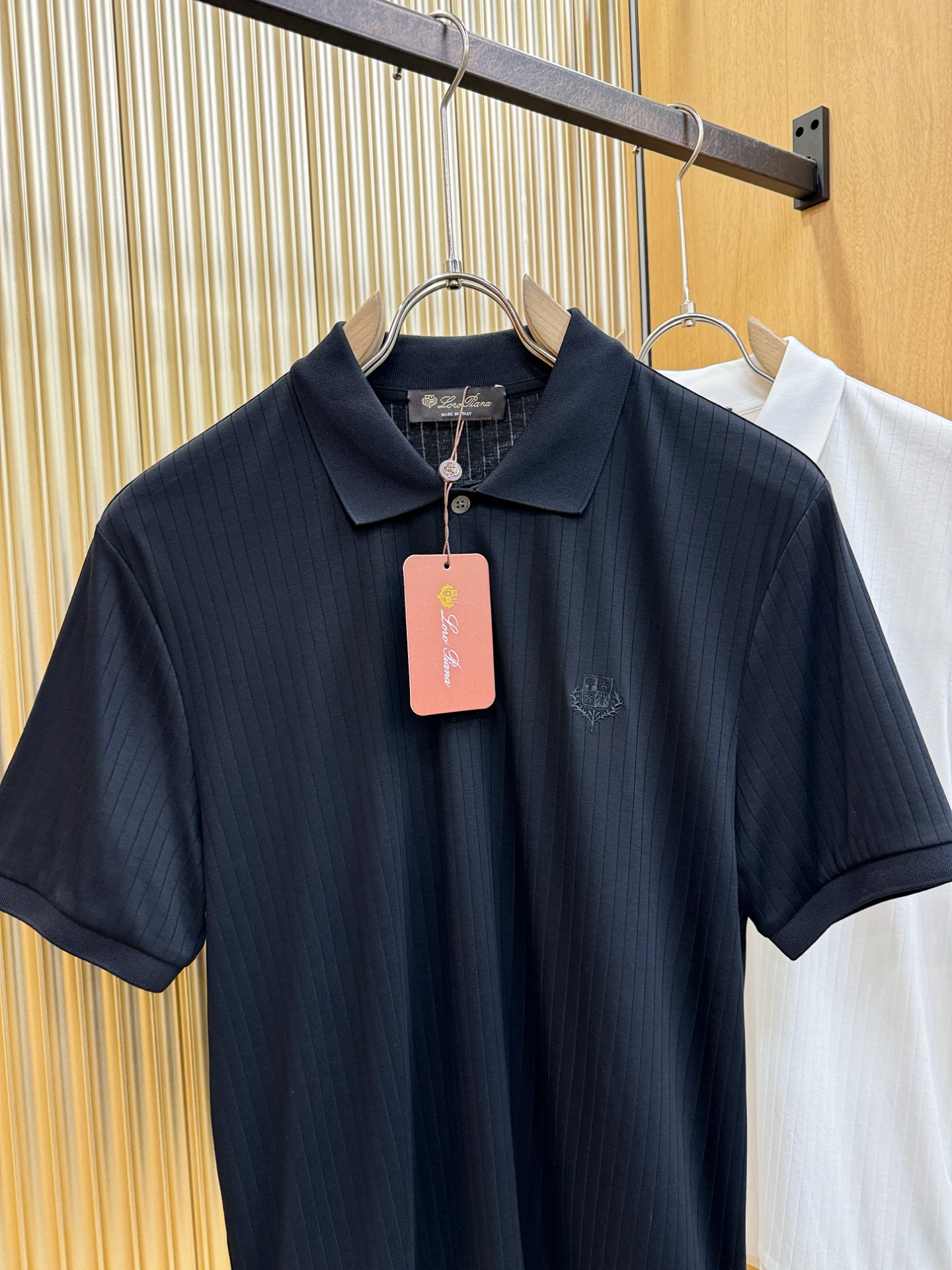 loro Piana诺悠翩雅 2026春夏新款首发专柜最新款翻领短袖，定制面料，高端订制 设计前卫时尚！