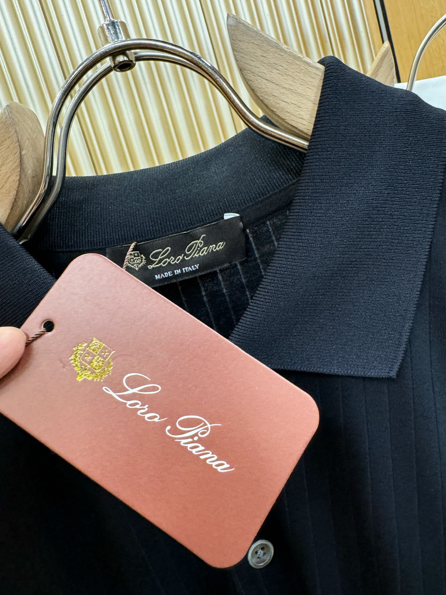 loro Piana诺悠翩雅 2026春夏新款首发专柜最新款翻领短袖，定制面料，高端订制 设计前卫时尚！