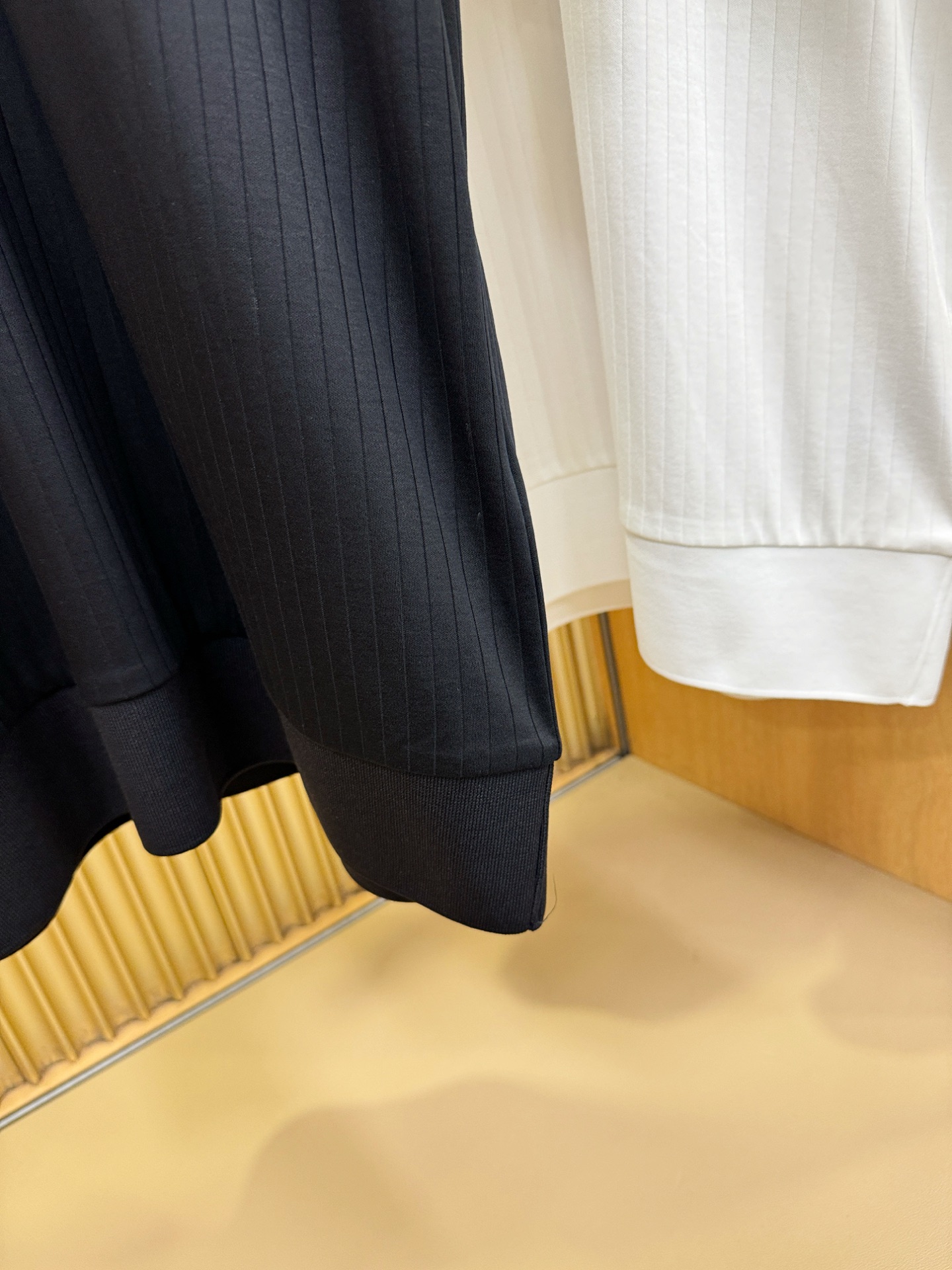 loro Piana诺悠翩雅 2026春夏新款首发专柜最新款翻领短袖，定制面料，高端订制 设计前卫时尚！