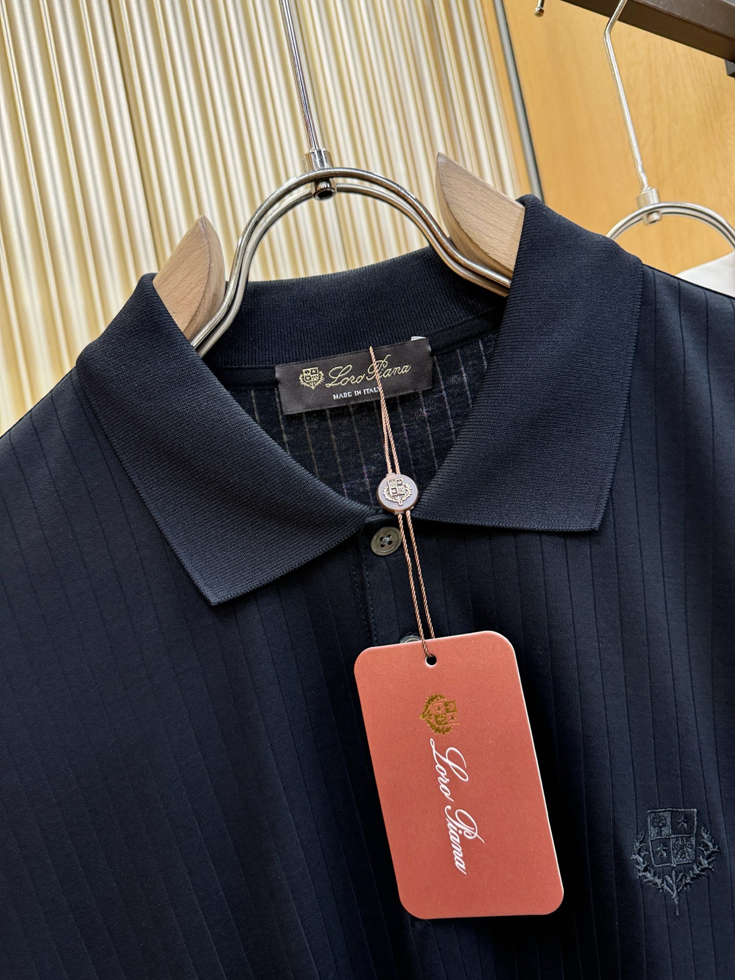 loro Piana诺悠翩雅 2026春夏新款首发专柜最新款翻领短袖，定制面料，高端订制 设计前卫时尚！