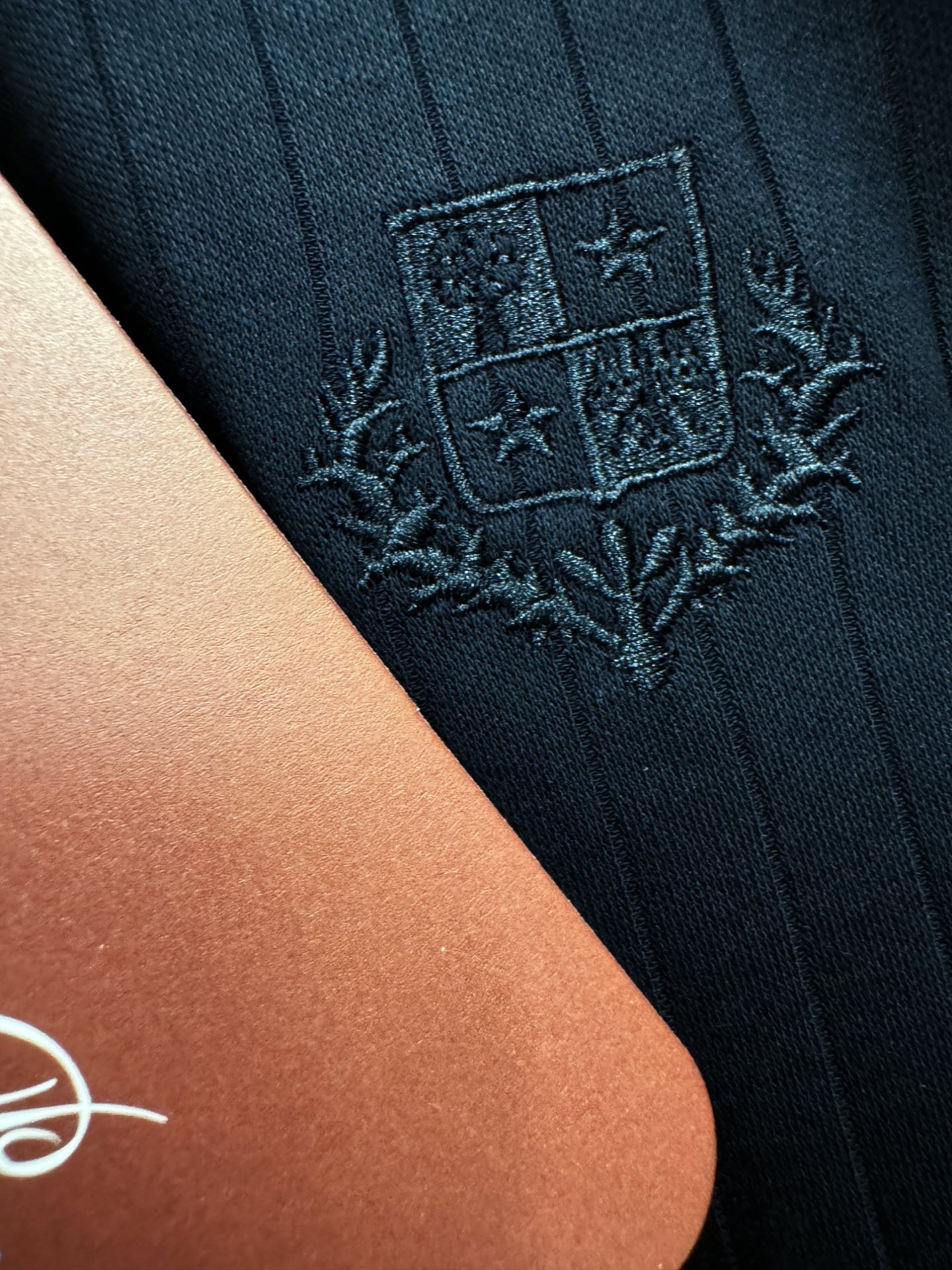 loro Piana诺悠翩雅 2026春夏新款首发专柜最新款翻领短袖，定制面料，高端订制 设计前卫时尚！