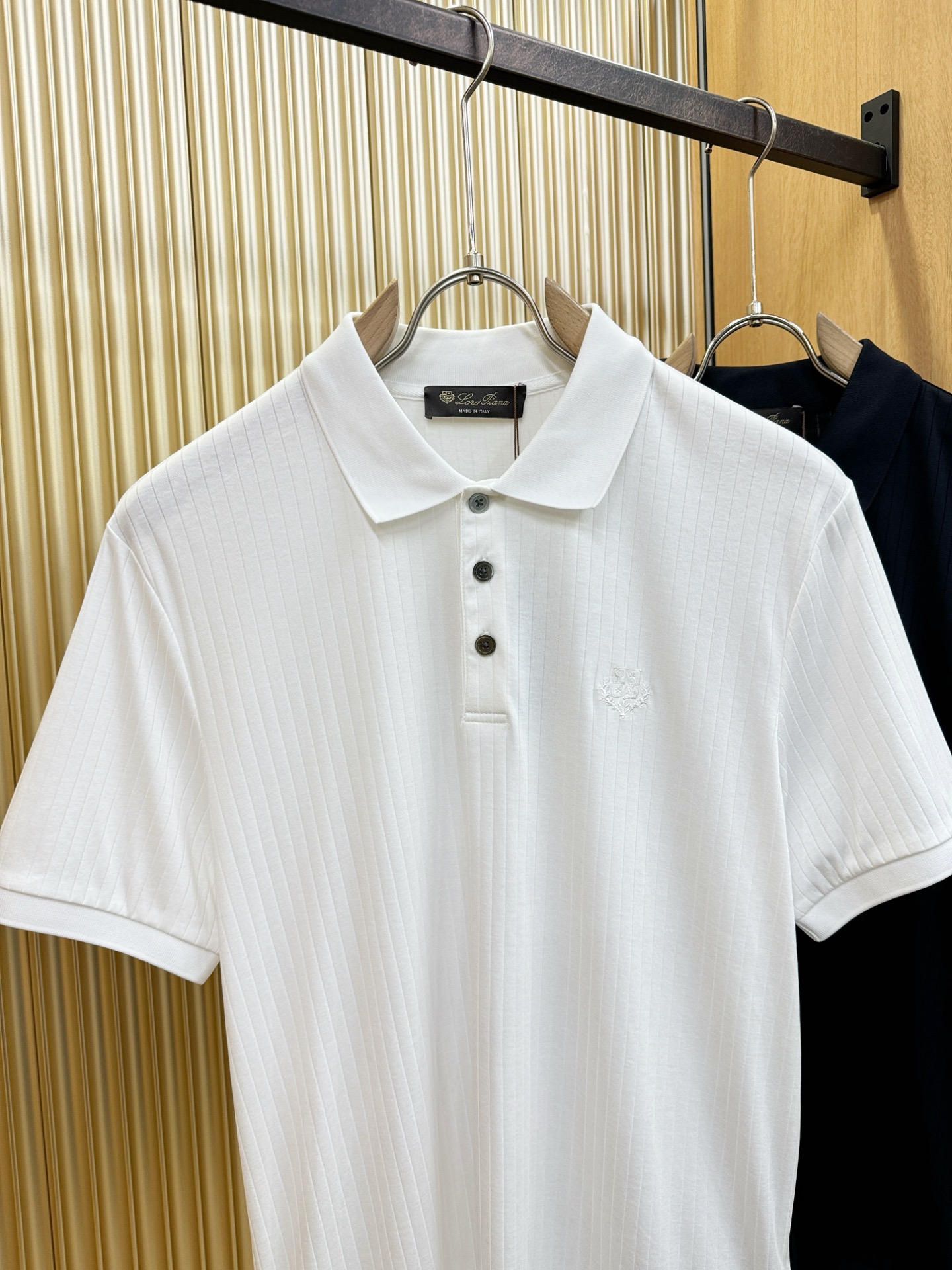 loro Piana诺悠翩雅 2026春夏新款首发专柜最新款翻领短袖，定制面料，高端订制 设计前卫时尚！