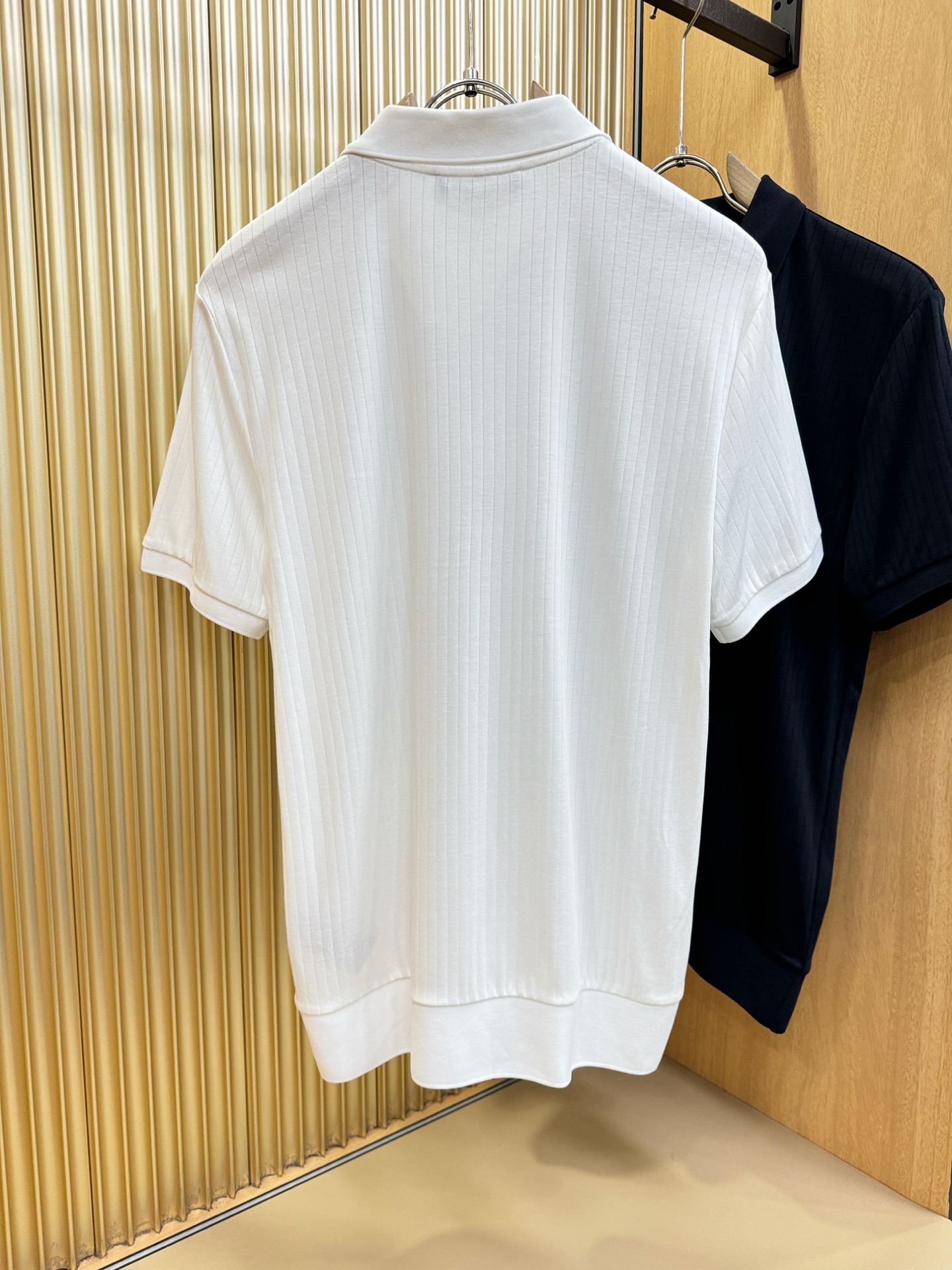 loro Piana诺悠翩雅 2026春夏新款首发专柜最新款翻领短袖，定制面料，高端订制 设计前卫时尚！