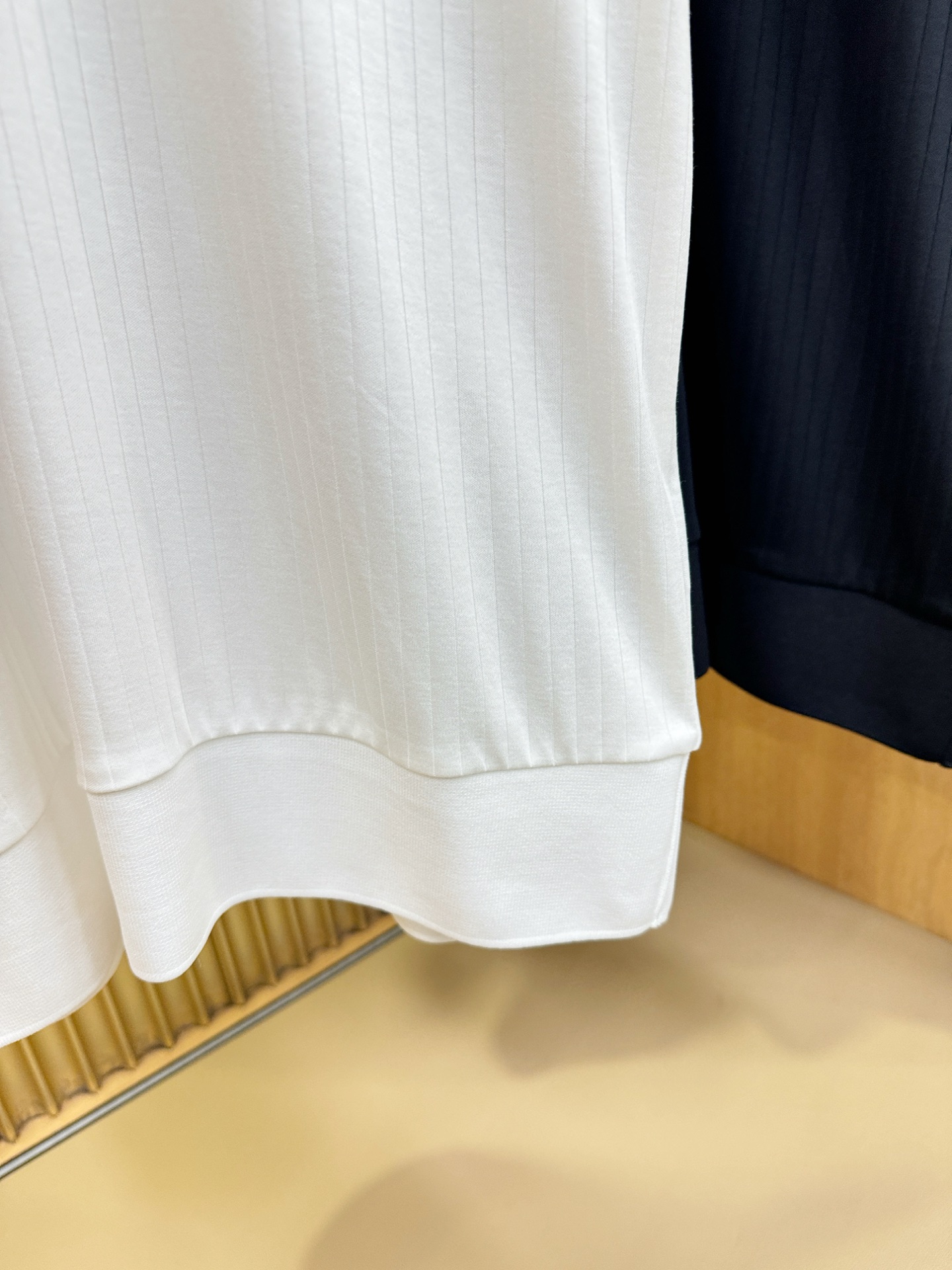 loro Piana诺悠翩雅 2026春夏新款首发专柜最新款翻领短袖，定制面料，高端订制 设计前卫时尚！