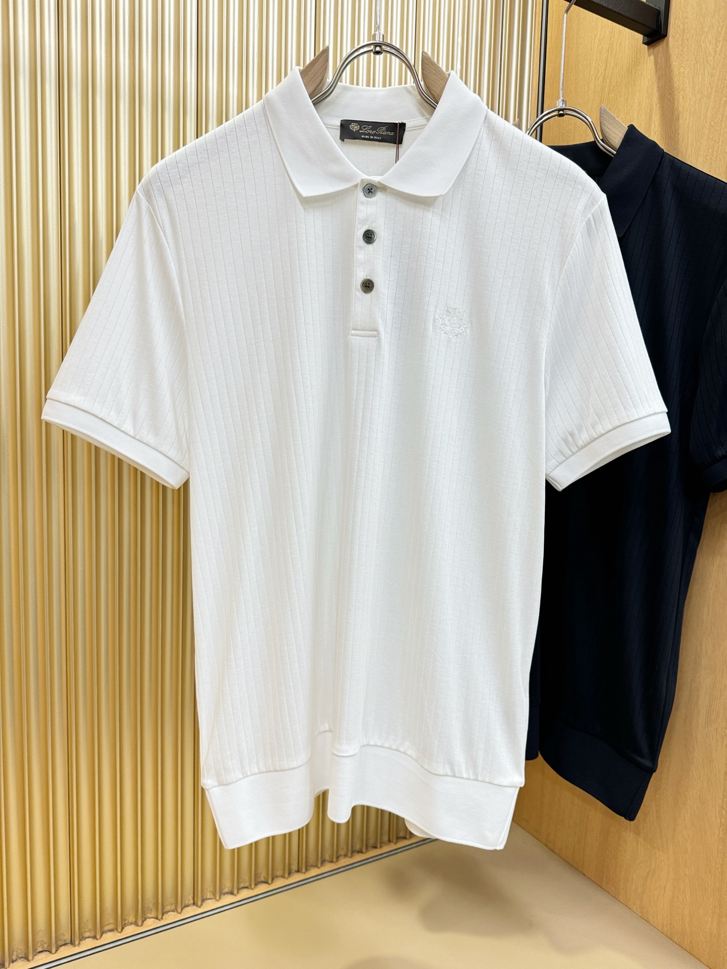 loro Piana诺悠翩雅 2026春夏新款首发专柜最新款翻领短袖，定制面料，高端订制 设计前卫时尚！