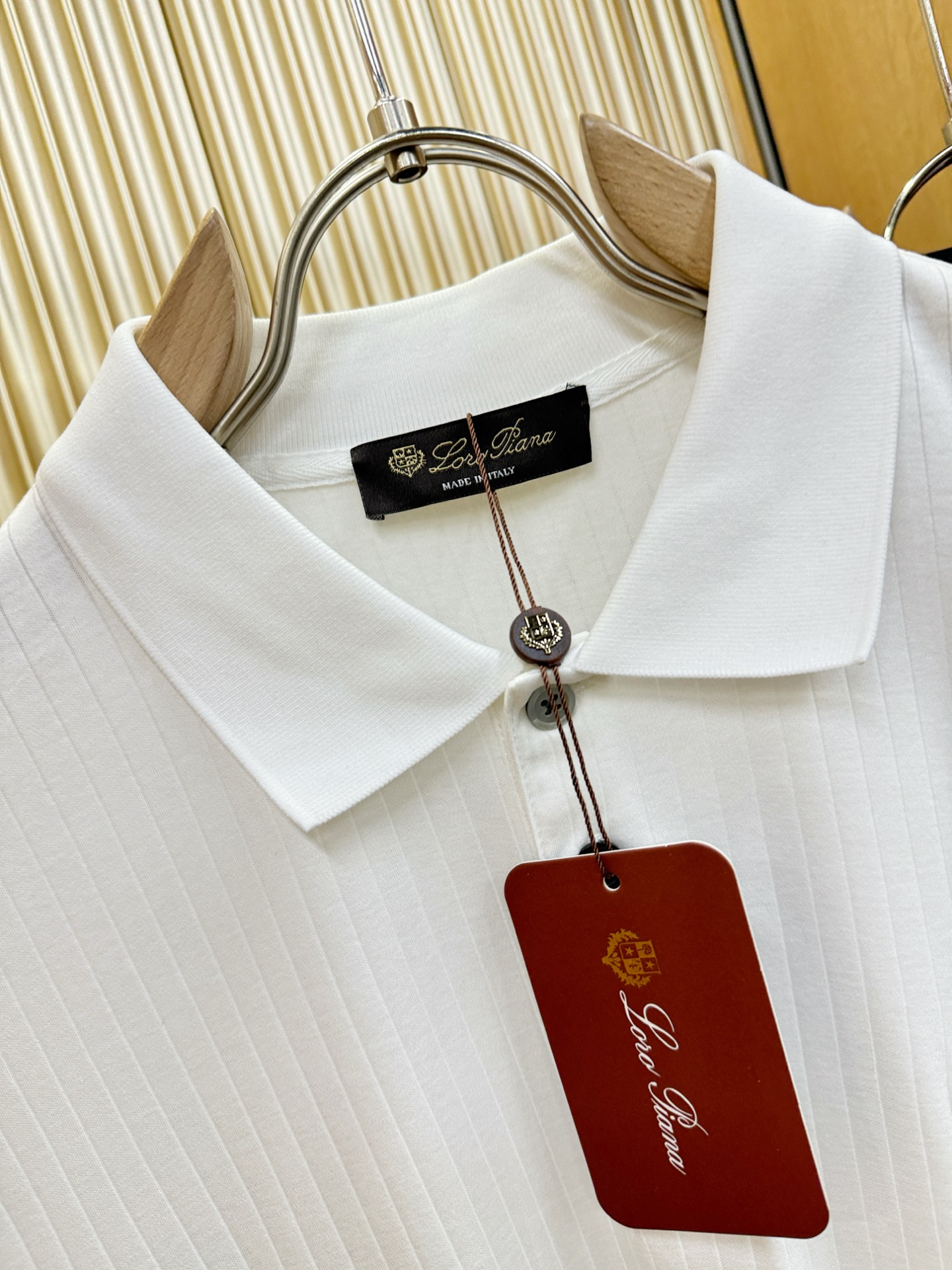 loro Piana诺悠翩雅 2026春夏新款首发专柜最新款翻领短袖，定制面料，高端订制 设计前卫时尚！