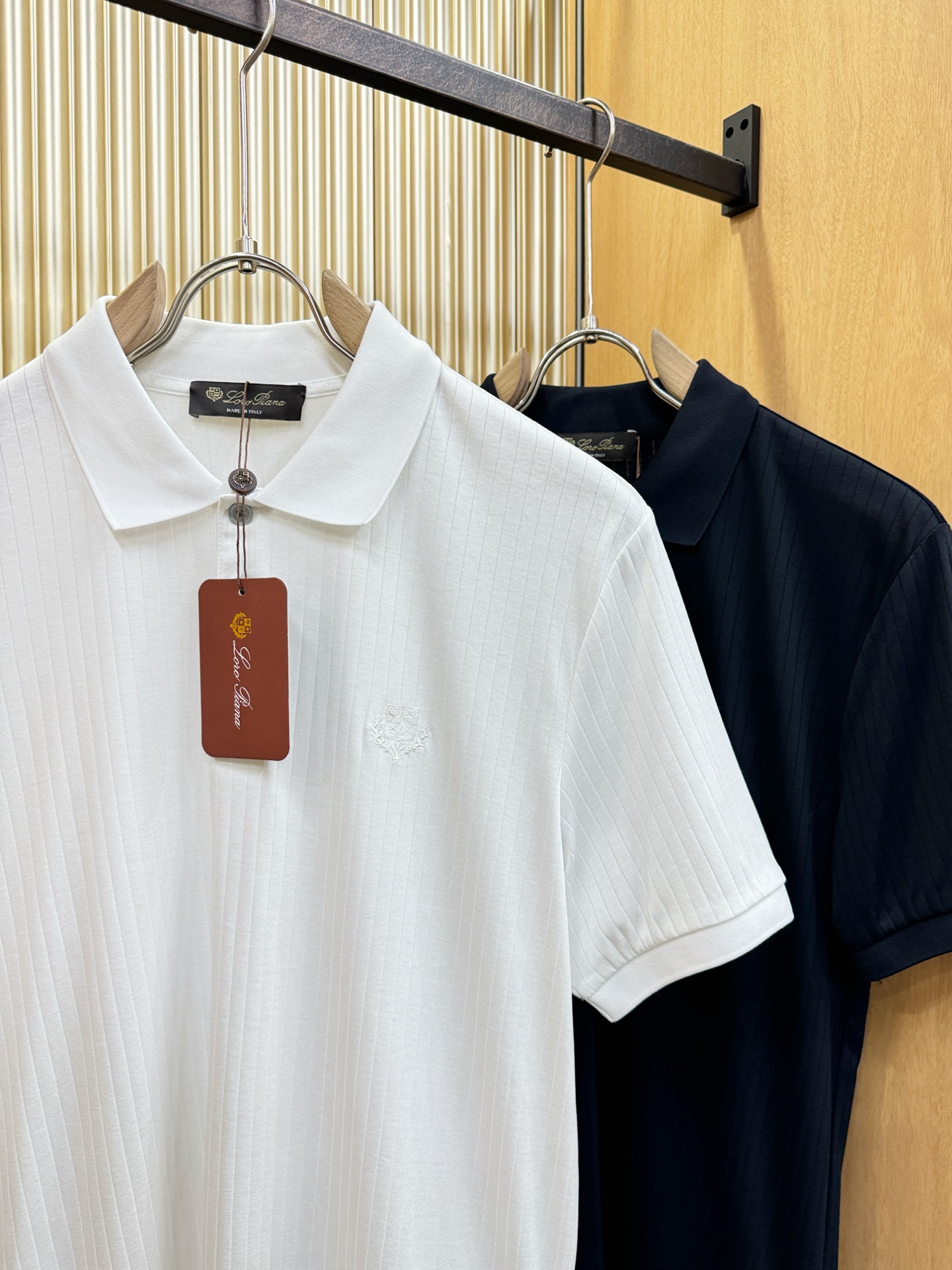 loro Piana诺悠翩雅 2026春夏新款首发专柜最新款翻领短袖，定制面料，高端订制 设计前卫时尚！