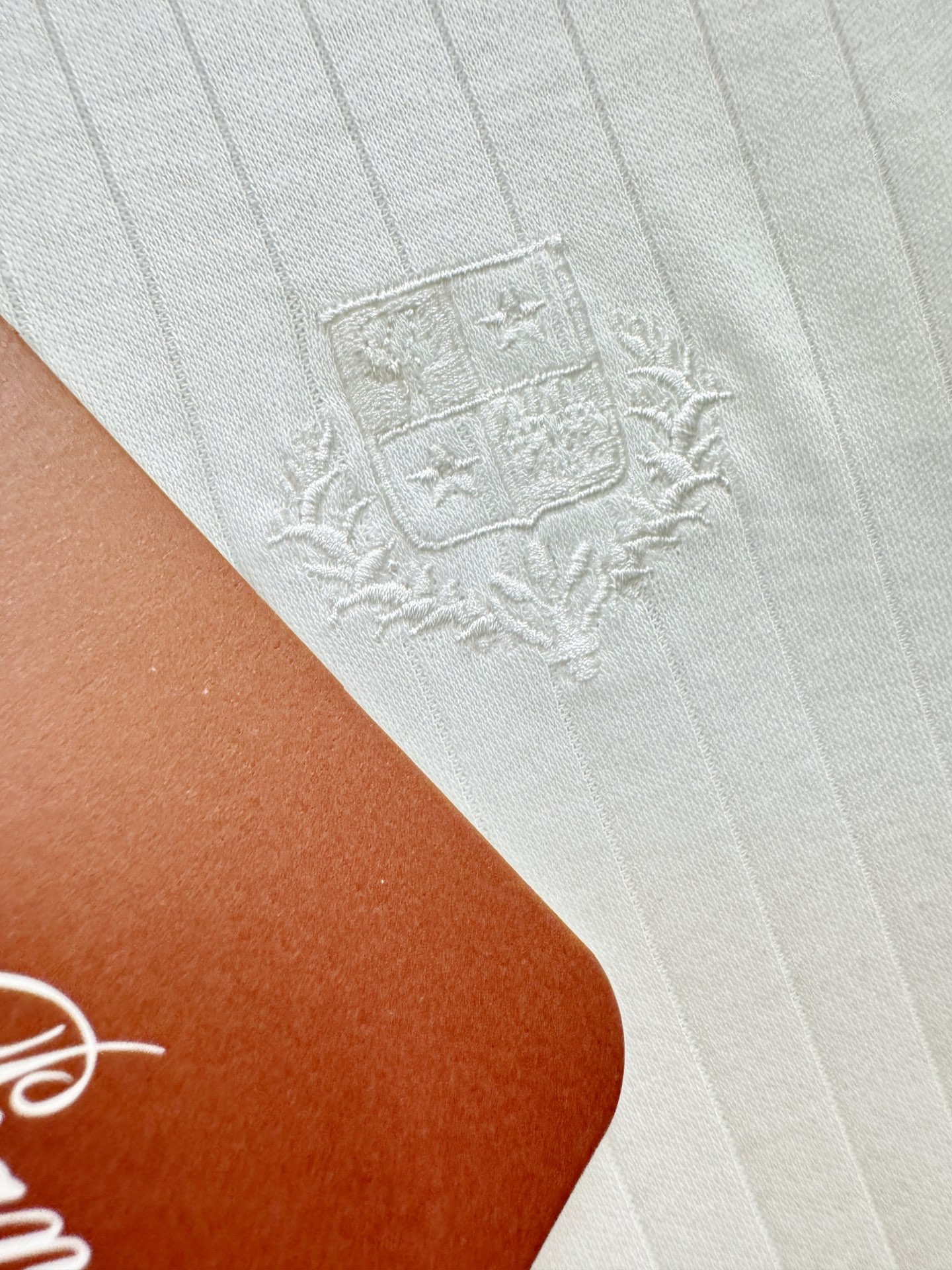 loro Piana诺悠翩雅 2026春夏新款首发专柜最新款翻领短袖，定制面料，高端订制 设计前卫时尚！