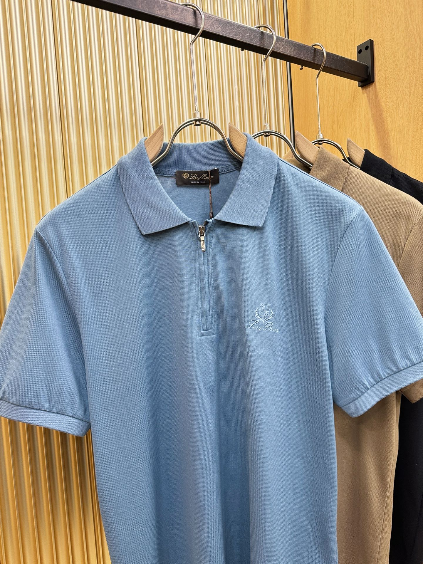 loro Piana诺悠翩雅 2026春夏新款首发专柜最新款翻领短袖，定制面料，高端订制 设计前卫时尚！