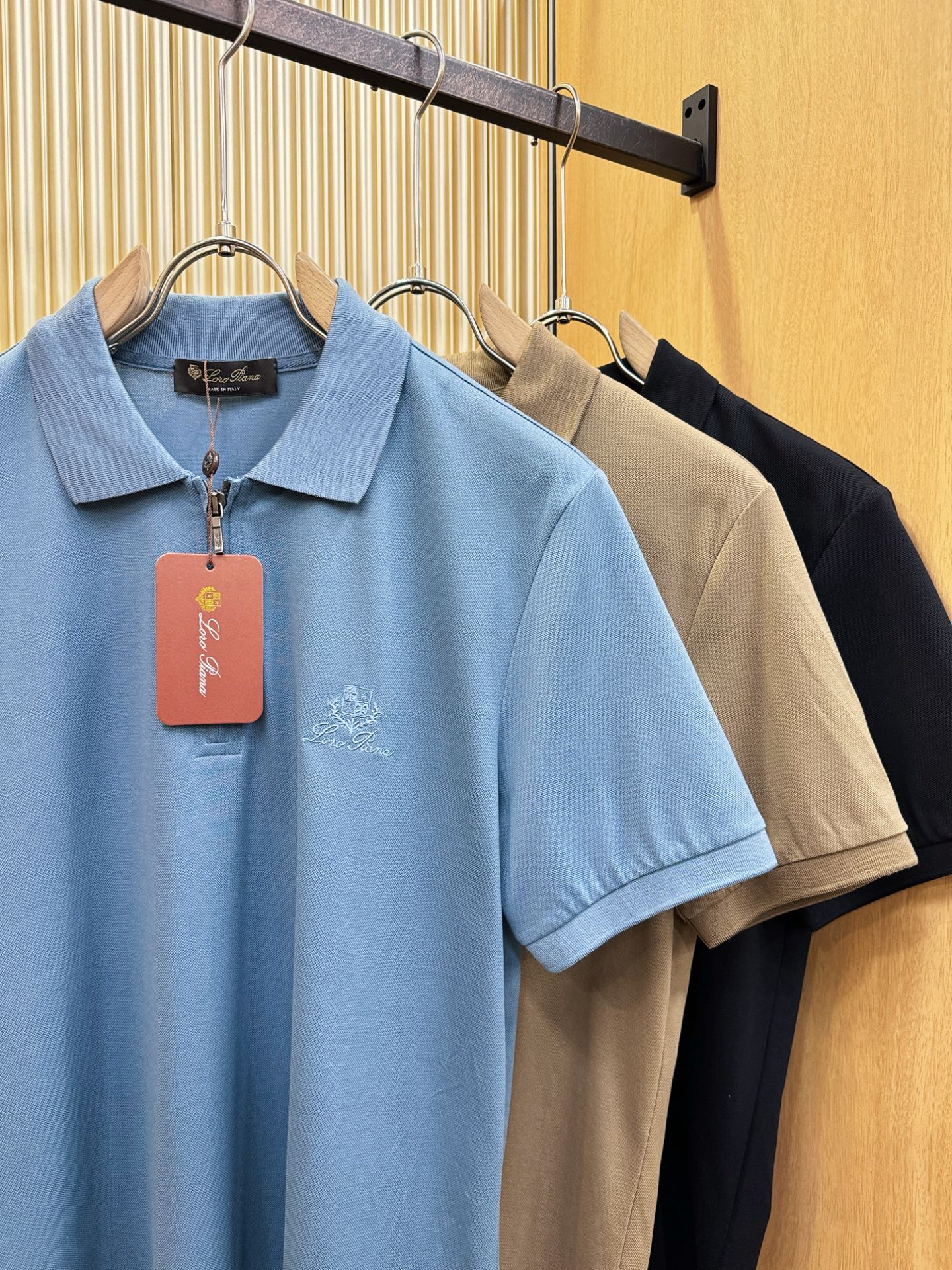 loro Piana诺悠翩雅 2026春夏新款首发专柜最新款翻领短袖，定制面料，高端订制 设计前卫时尚！