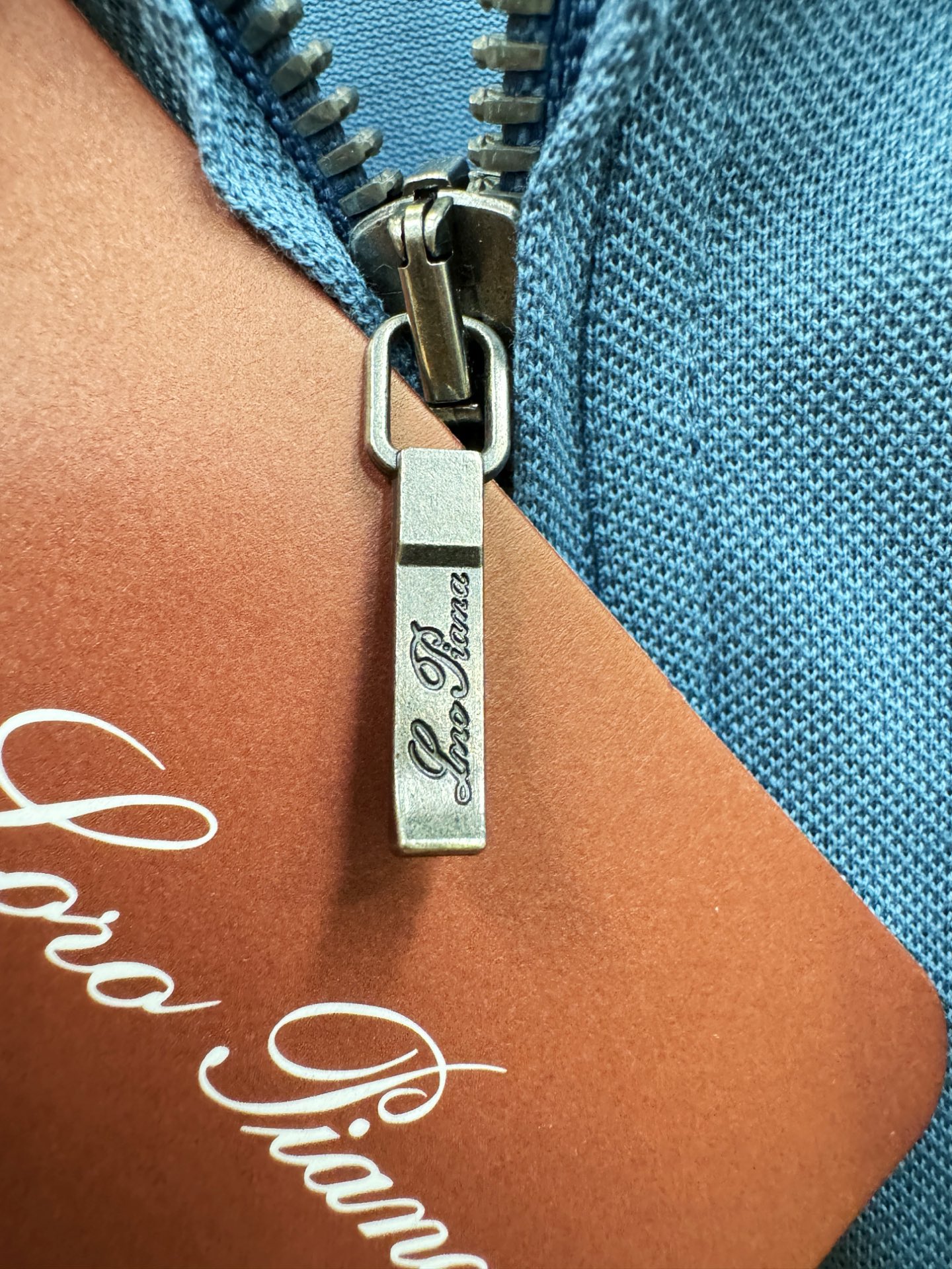 loro Piana诺悠翩雅 2026春夏新款首发专柜最新款翻领短袖，定制面料，高端订制 设计前卫时尚！