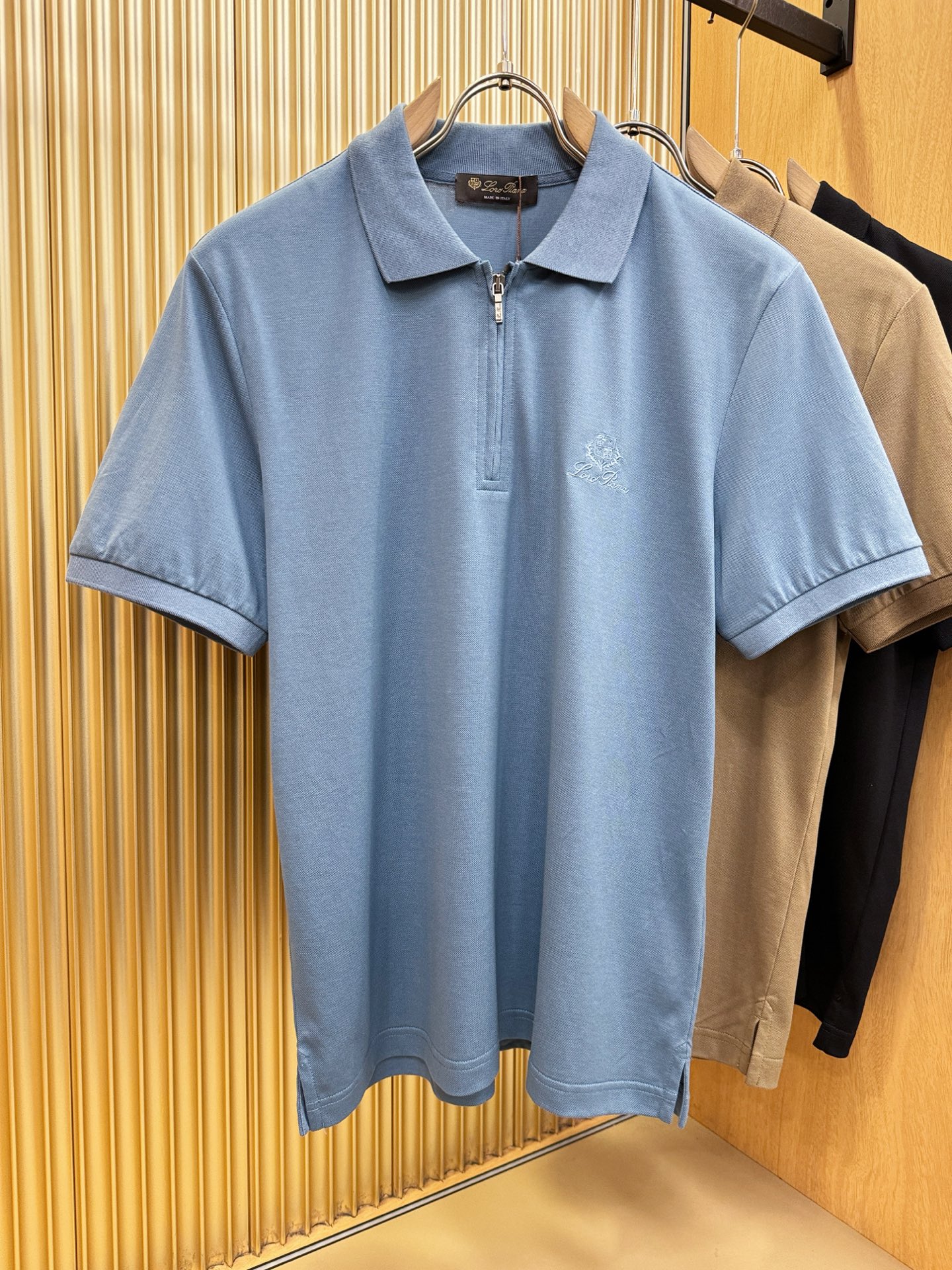 loro Piana诺悠翩雅 2026春夏新款首发专柜最新款翻领短袖，定制面料，高端订制 设计前卫时尚！