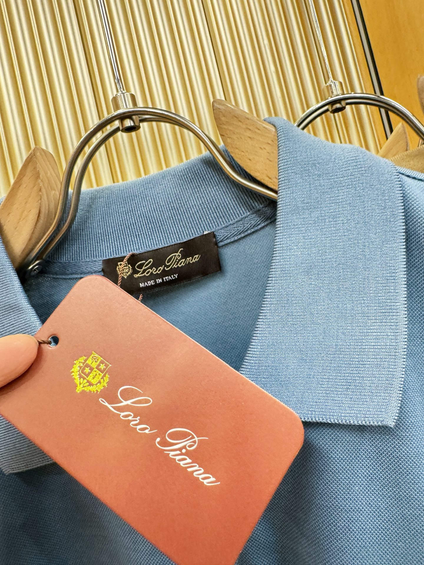 loro Piana诺悠翩雅 2026春夏新款首发专柜最新款翻领短袖，定制面料，高端订制 设计前卫时尚！