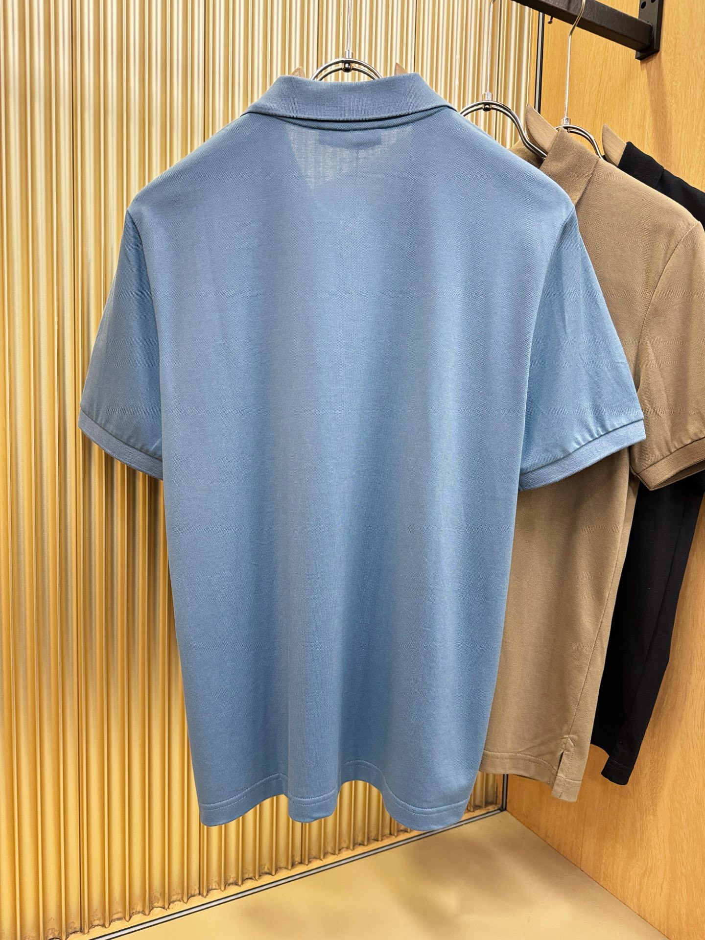 loro Piana诺悠翩雅 2026春夏新款首发专柜最新款翻领短袖，定制面料，高端订制 设计前卫时尚！