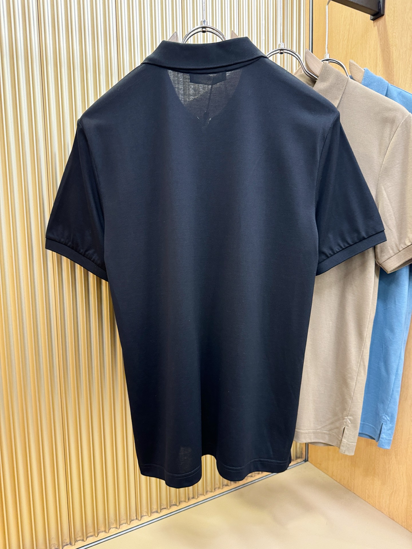 loro Piana诺悠翩雅 2026春夏新款首发专柜最新款翻领短袖，定制面料，高端订制 设计前卫时尚！