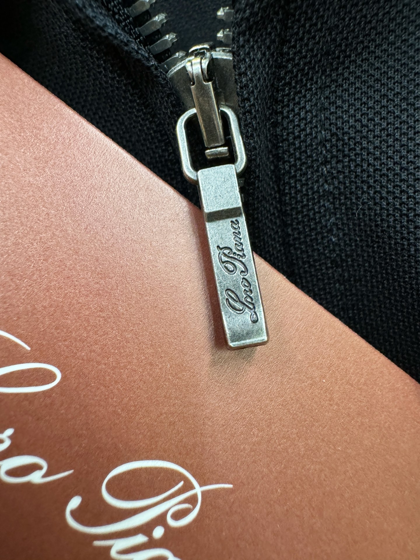 loro Piana诺悠翩雅 2026春夏新款首发专柜最新款翻领短袖，定制面料，高端订制 设计前卫时尚！