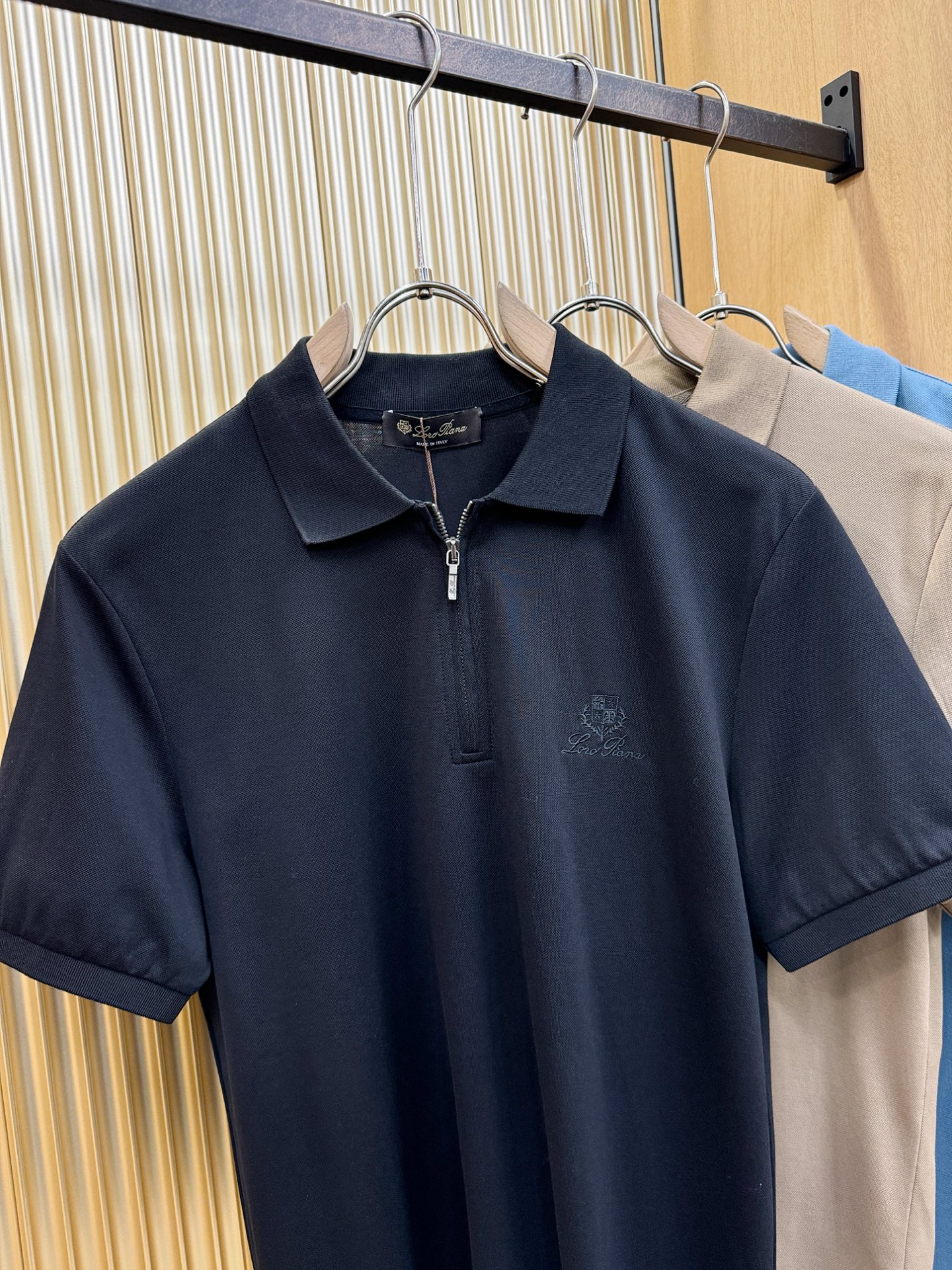 loro Piana诺悠翩雅 2026春夏新款首发专柜最新款翻领短袖，定制面料，高端订制 设计前卫时尚！