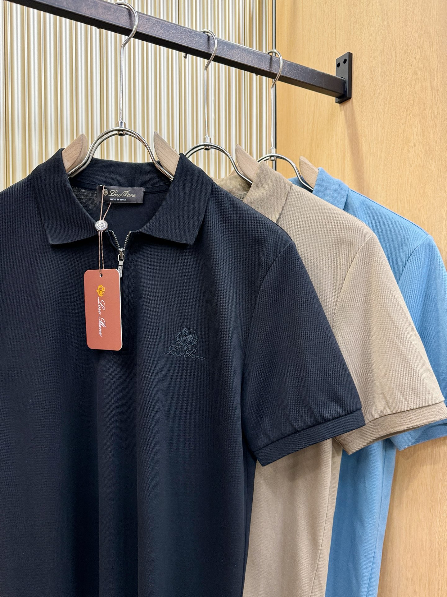 loro Piana诺悠翩雅 2026春夏新款首发专柜最新款翻领短袖，定制面料，高端订制 设计前卫时尚！