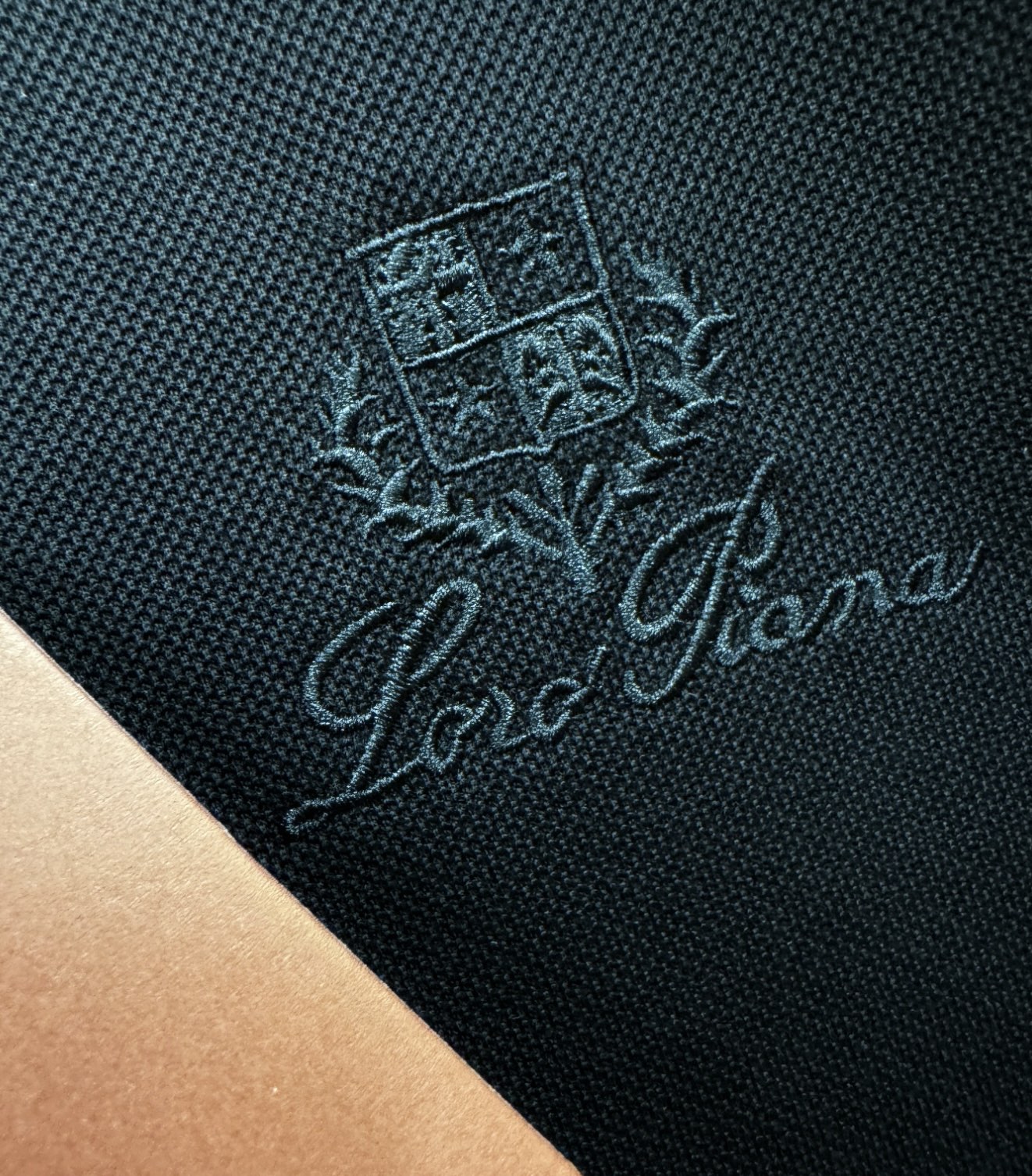 loro Piana诺悠翩雅 2026春夏新款首发专柜最新款翻领短袖，定制面料，高端订制 设计前卫时尚！