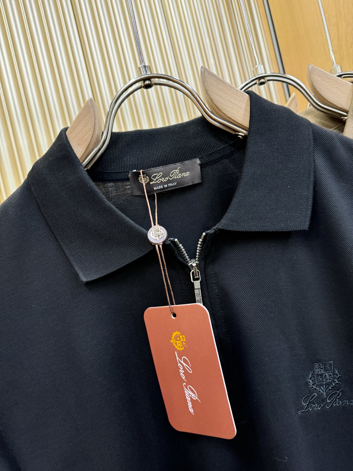 loro Piana诺悠翩雅 2026春夏新款首发专柜最新款翻领短袖，定制面料，高端订制 设计前卫时尚！