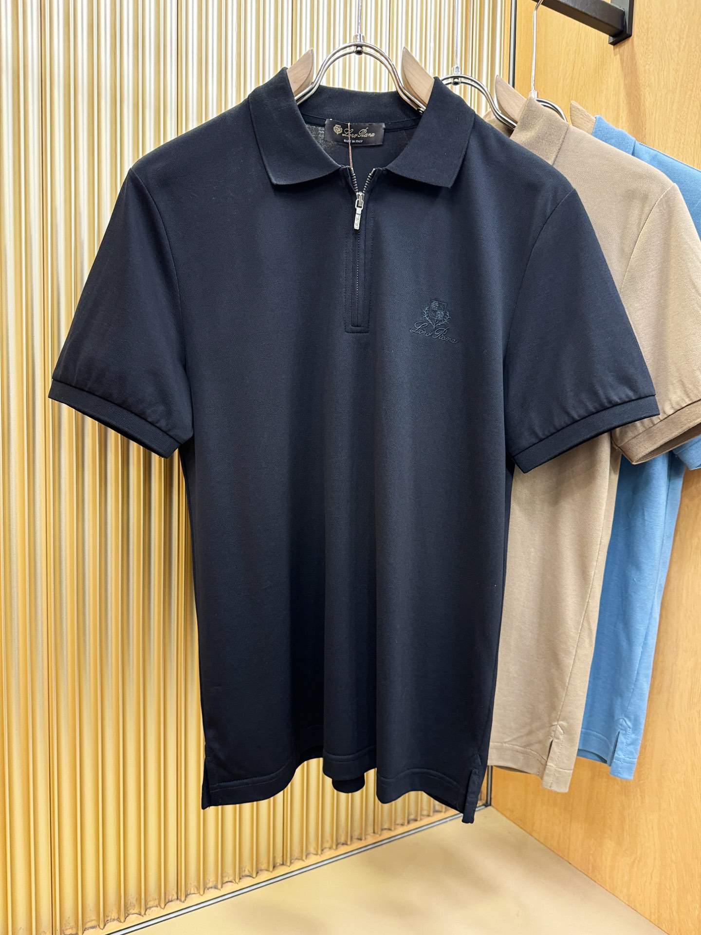 loro Piana诺悠翩雅 2026春夏新款首发专柜最新款翻领短袖，定制面料，高端订制 设计前卫时尚！