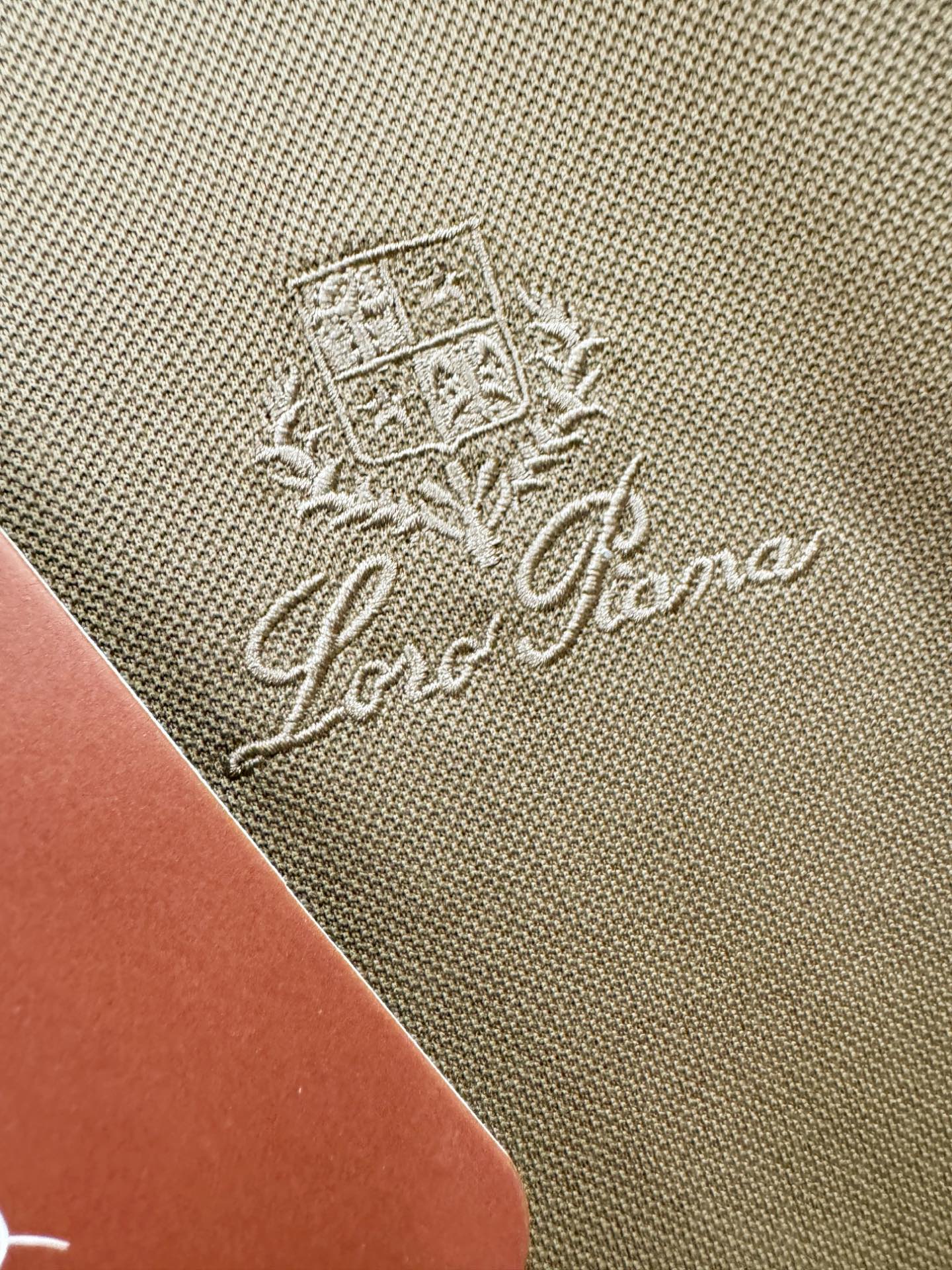 loro Piana诺悠翩雅 2026春夏新款首发专柜最新款翻领短袖，定制面料，高端订制 设计前卫时尚！