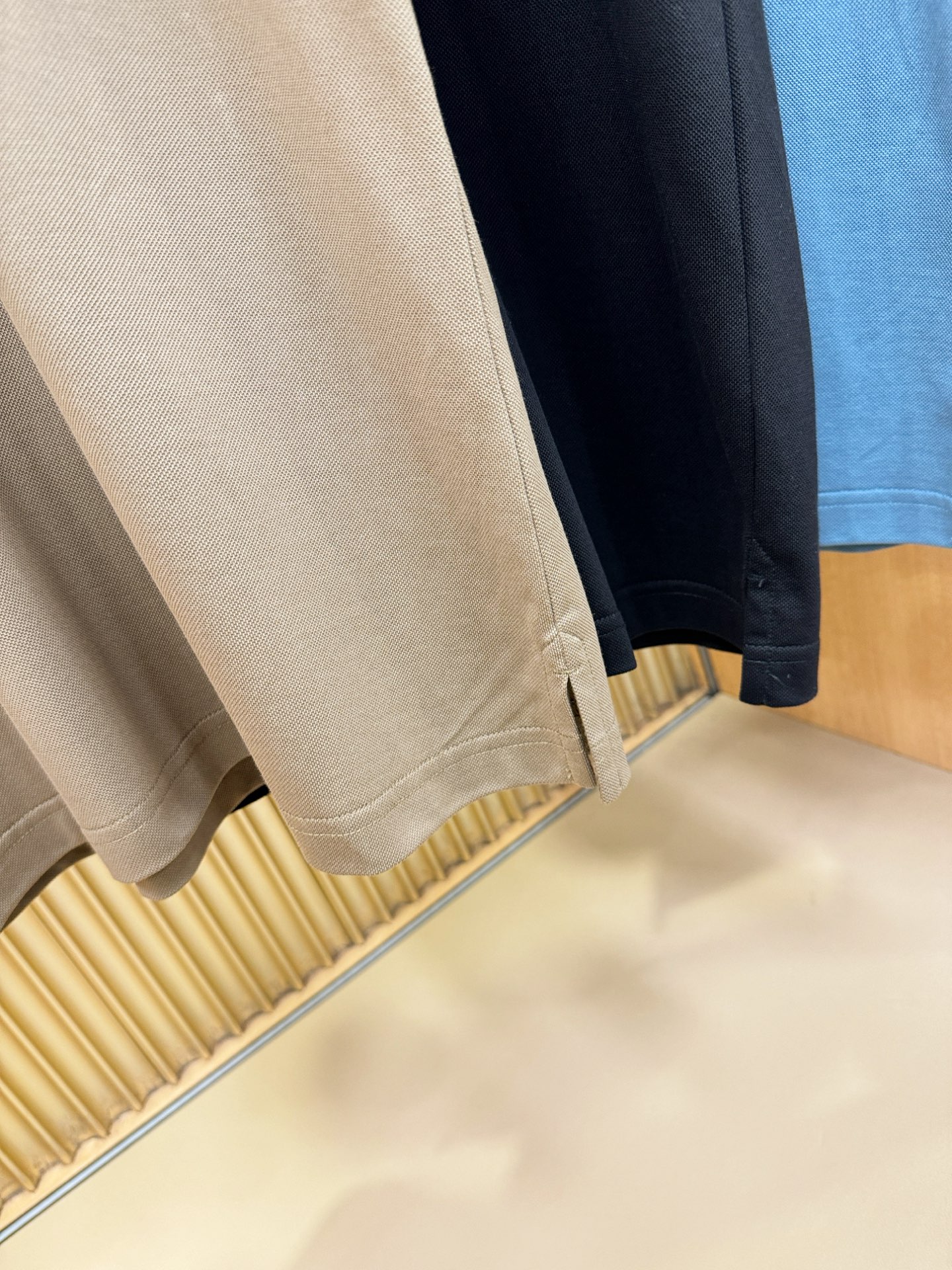 loro Piana诺悠翩雅 2026春夏新款首发专柜最新款翻领短袖，定制面料，高端订制 设计前卫时尚！