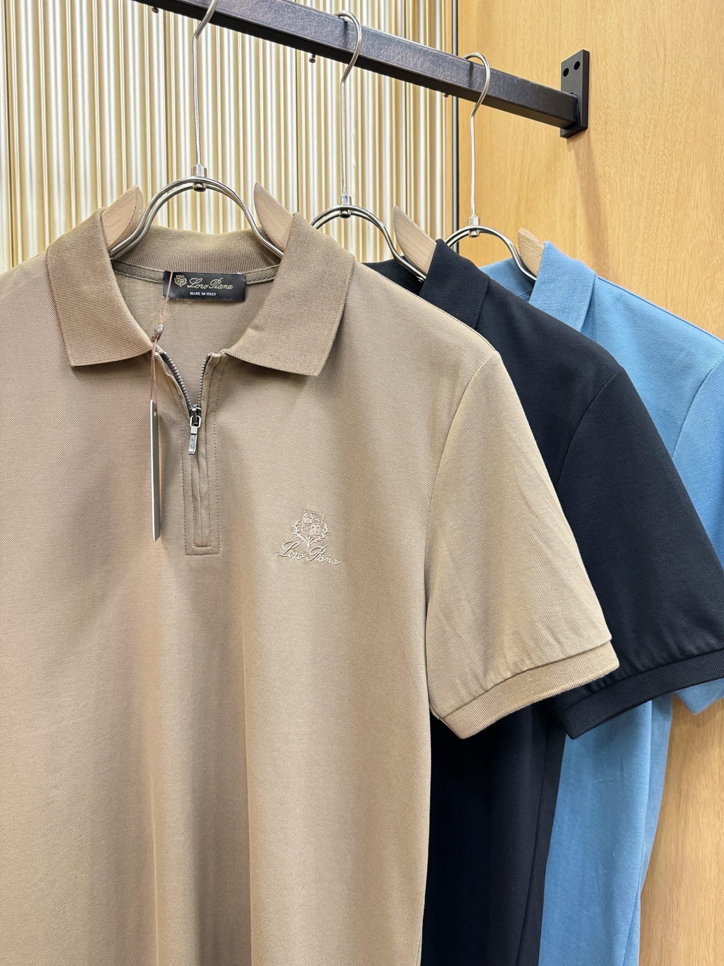 loro Piana诺悠翩雅 2026春夏新款首发专柜最新款翻领短袖，定制面料，高端订制 设计前卫时尚！