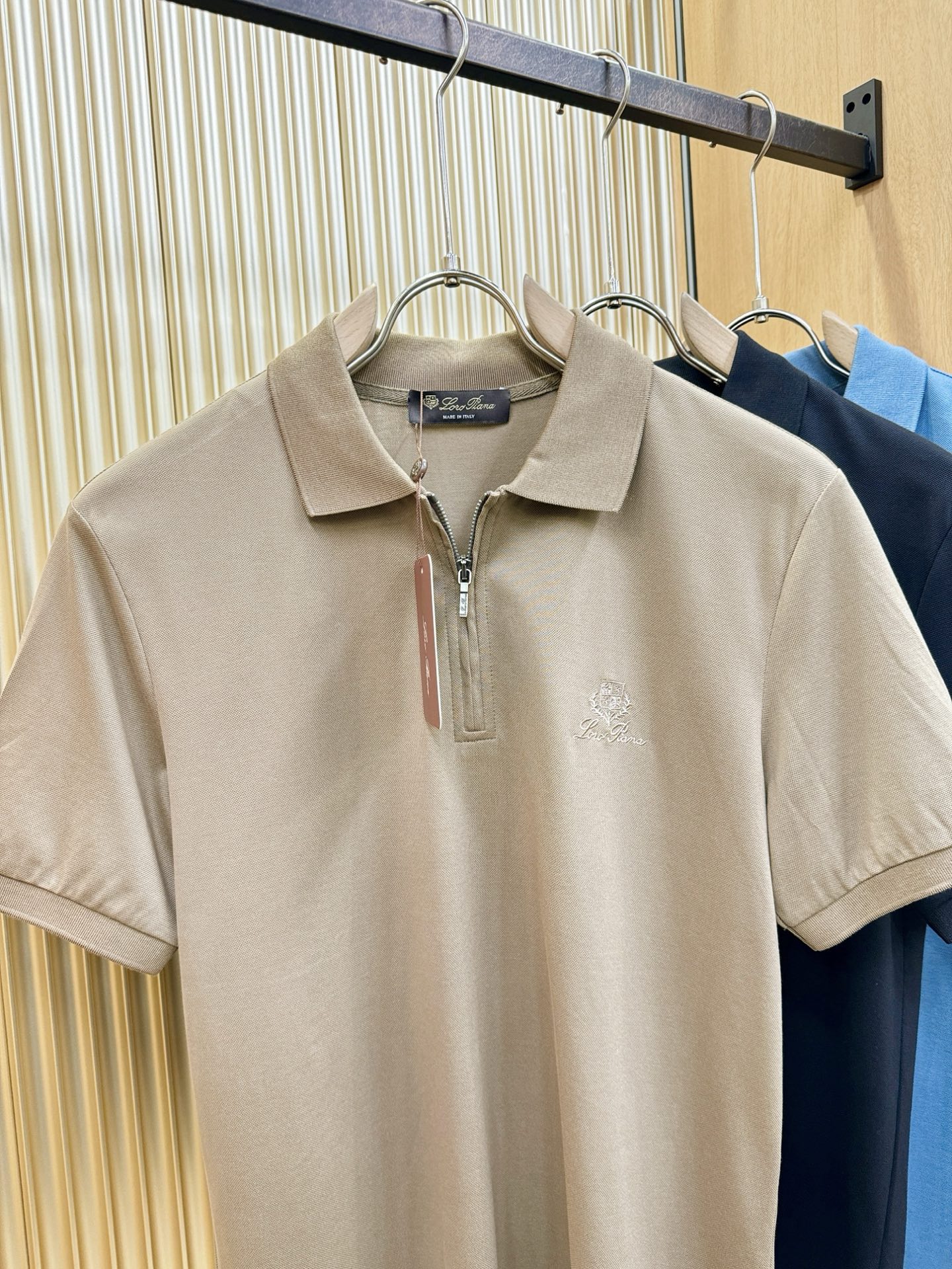 loro Piana诺悠翩雅 2026春夏新款首发专柜最新款翻领短袖，定制面料，高端订制 设计前卫时尚！