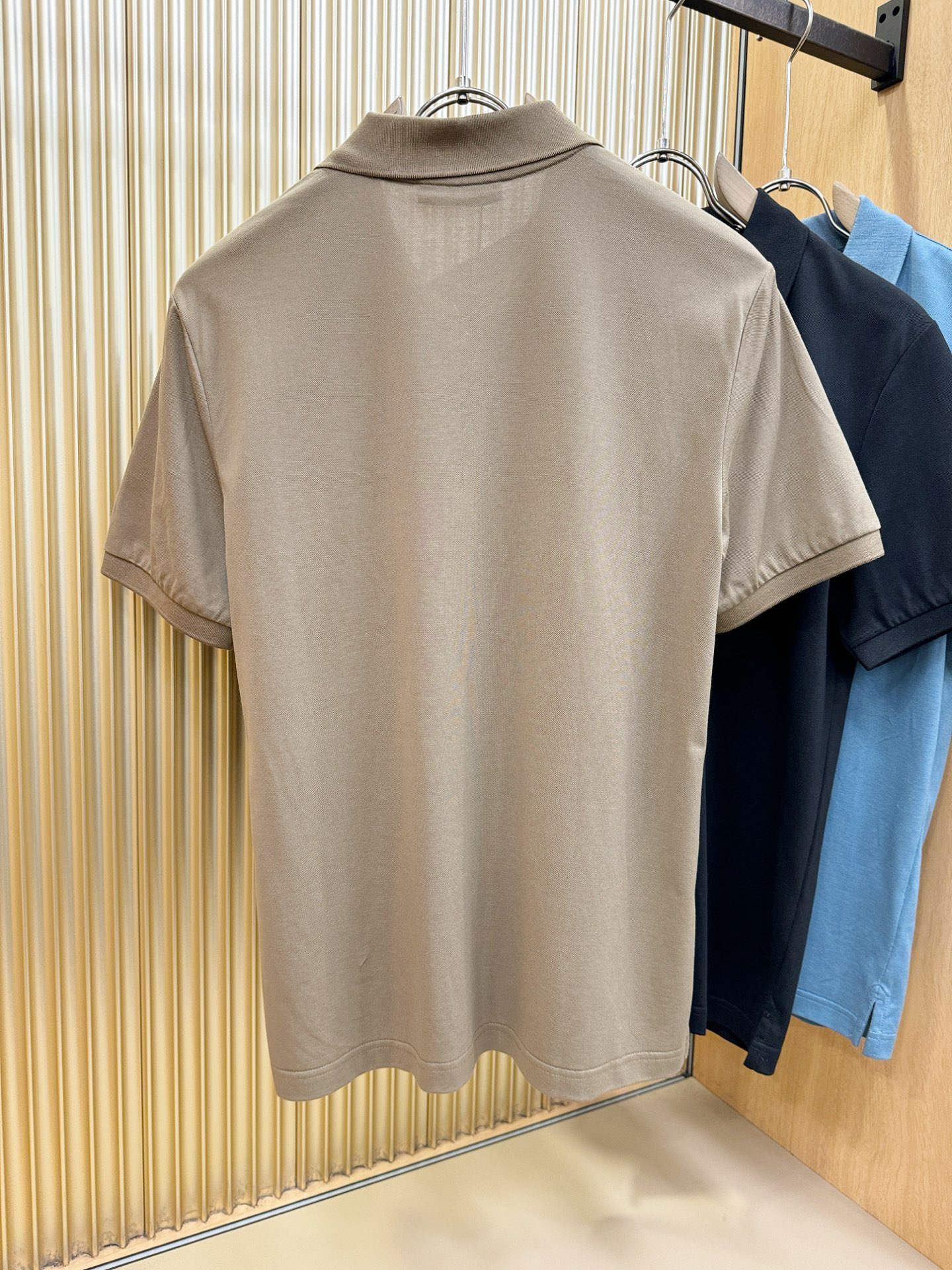 loro Piana诺悠翩雅 2026春夏新款首发专柜最新款翻领短袖，定制面料，高端订制 设计前卫时尚！