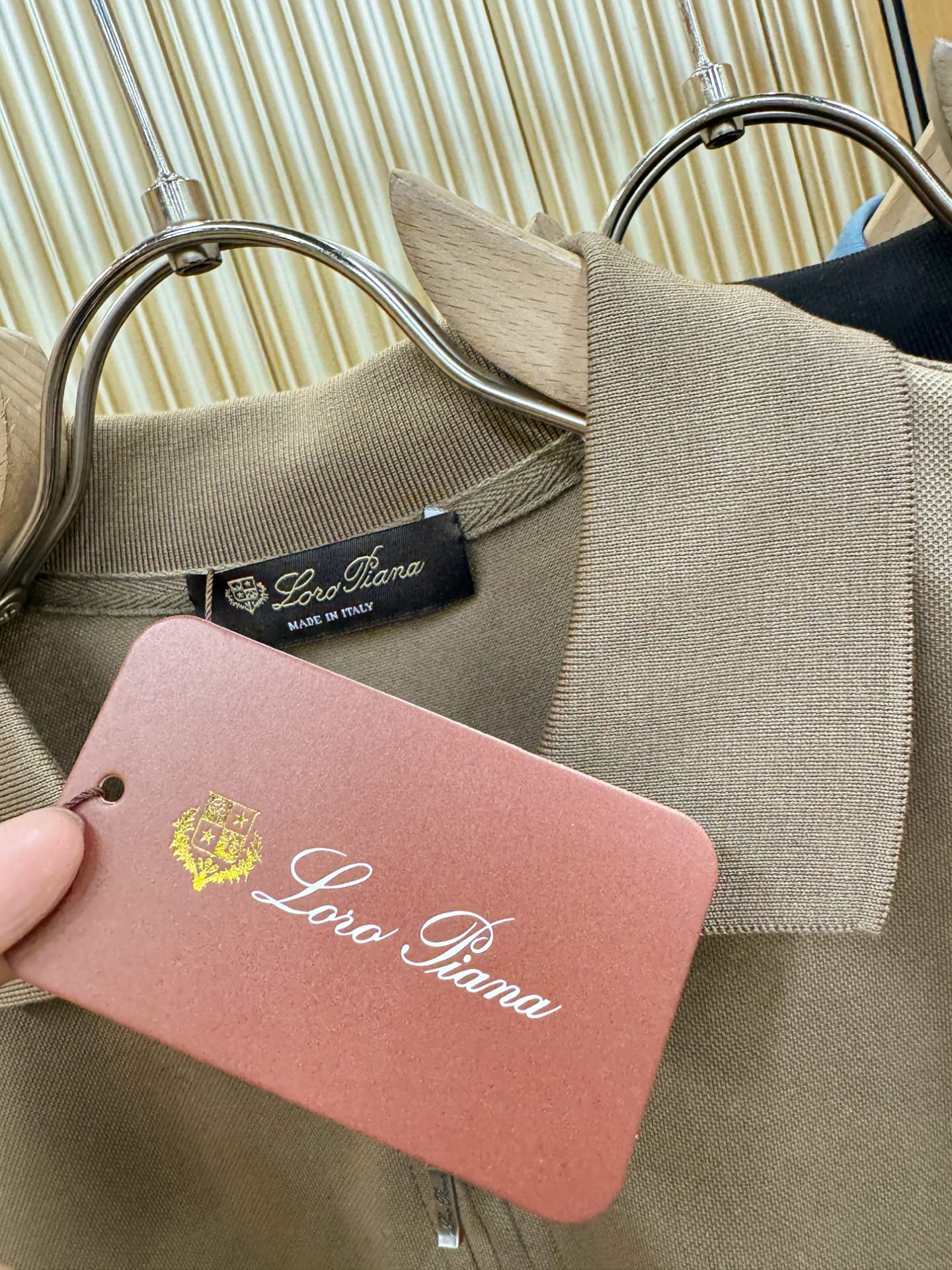 loro Piana诺悠翩雅 2026春夏新款首发专柜最新款翻领短袖，定制面料，高端订制 设计前卫时尚！