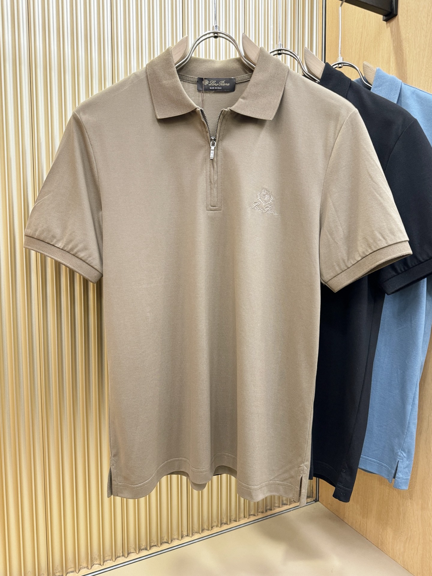 loro Piana诺悠翩雅 2026春夏新款首发专柜最新款翻领短袖，定制面料，高端订制 设计前卫时尚！