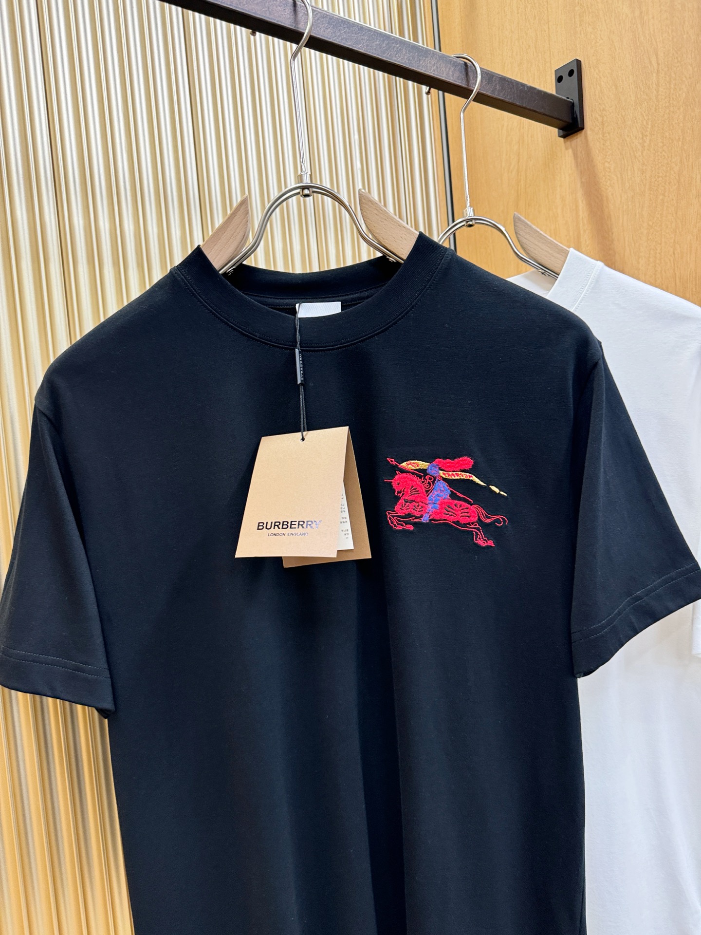 BURBERRY巴宝莉 顶级品质 2026新品短袖！原版定制面料，手感柔软。顶级进口私货，时尚设计潮流短