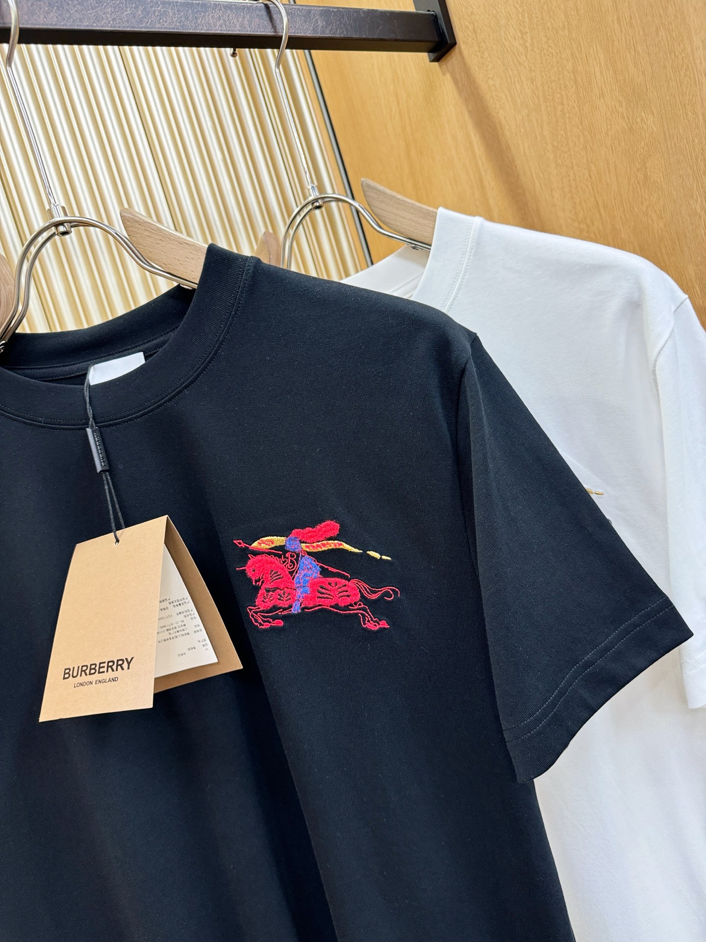 BURBERRY巴宝莉 顶级品质 2026新品短袖！原版定制面料，手感柔软。顶级进口私货，时尚设计潮流短