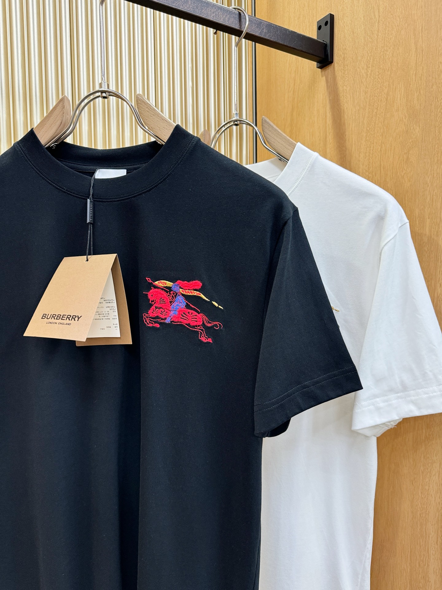 BURBERRY巴宝莉 顶级品质 2026新品短袖！原版定制面料，手感柔软。顶级进口私货，时尚设计潮流短